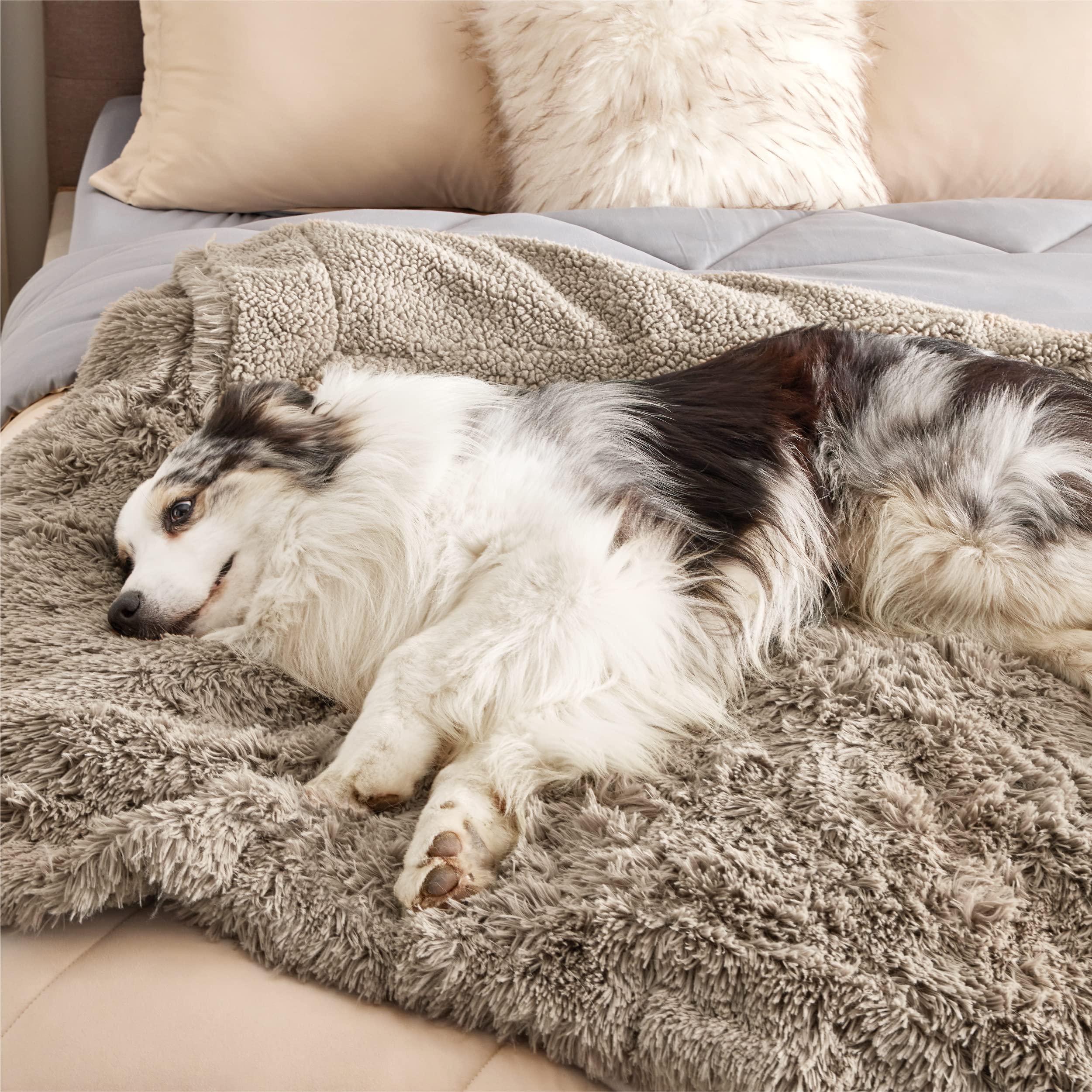 Bedsure washable-ease close-up illustrates quick machine-wash cleaning.
