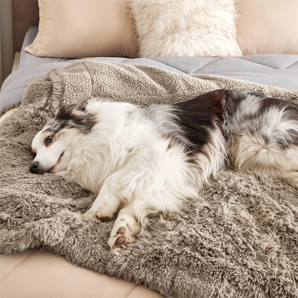 Bedsure washable-ease close-up illustrates quick machine-wash cleaning.