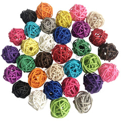 Benvo rattan balls 3cm multi-colored close-up, ideal bird chew and play.