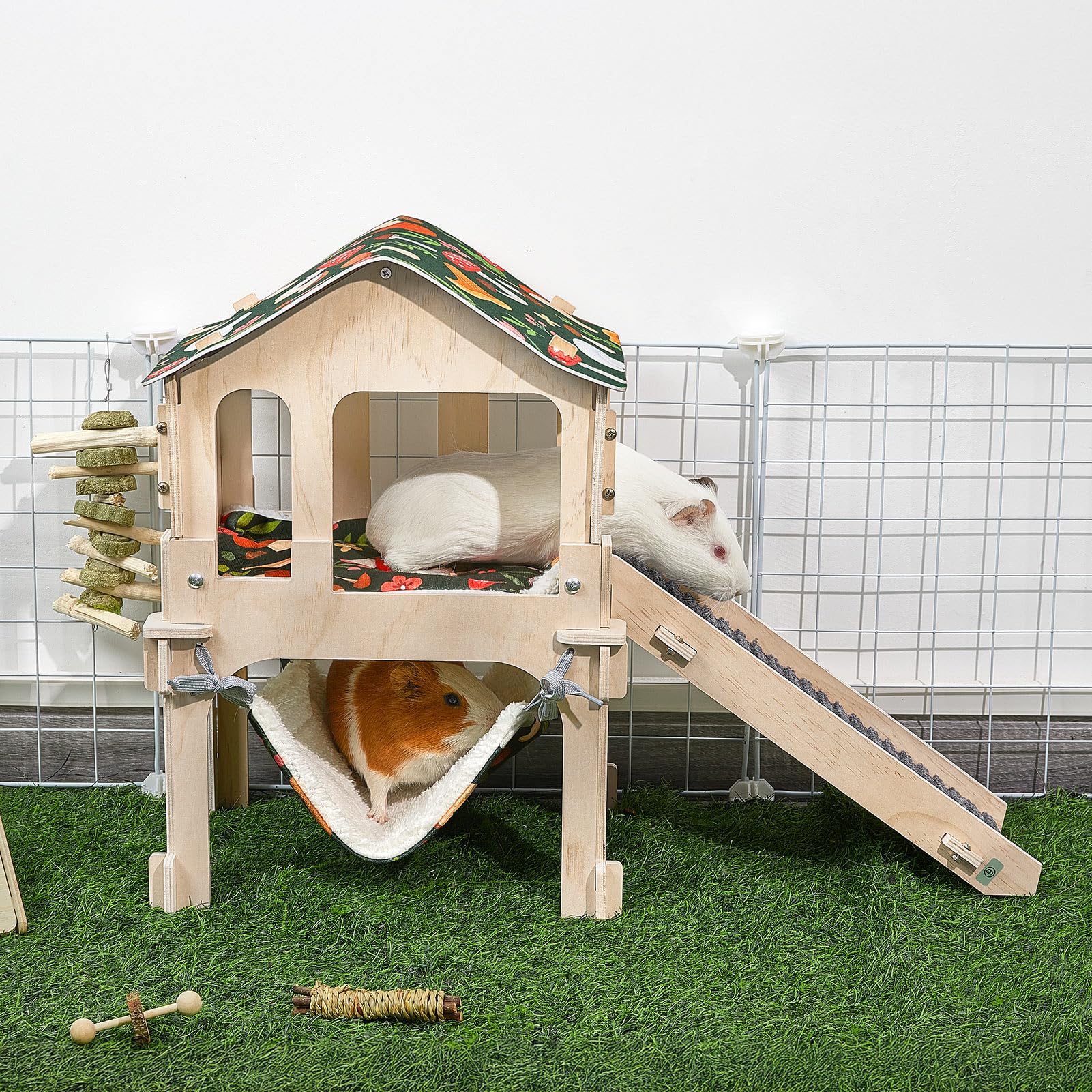 Bienbee guinea pig hideout double-sided felt roof provides weather-ready shelter and shade.