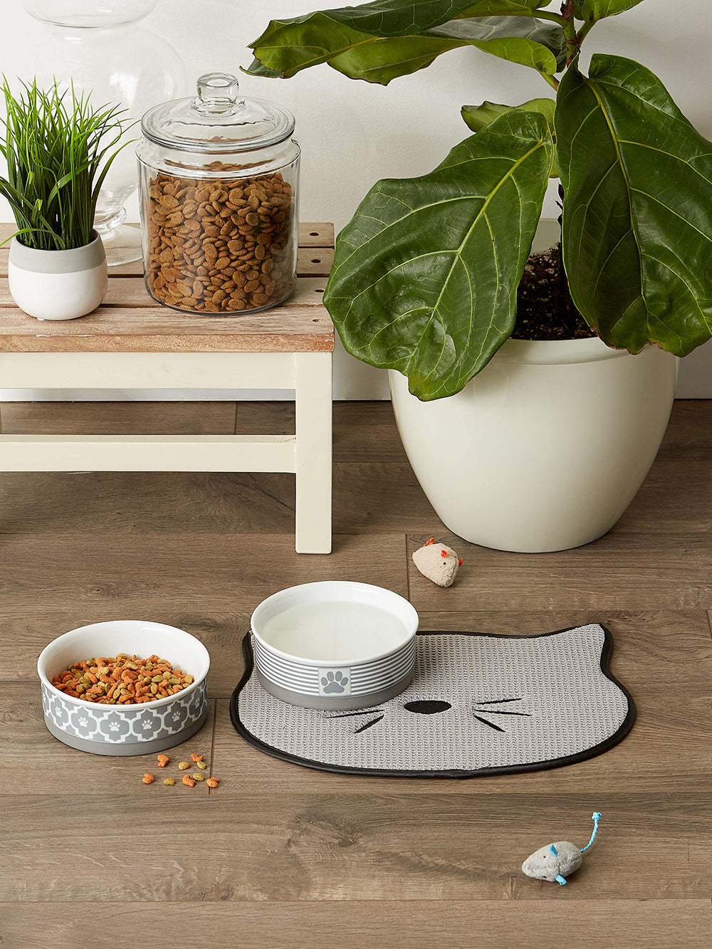 Bone Dry cat shape placemat suits indoor feeding and kennel use.