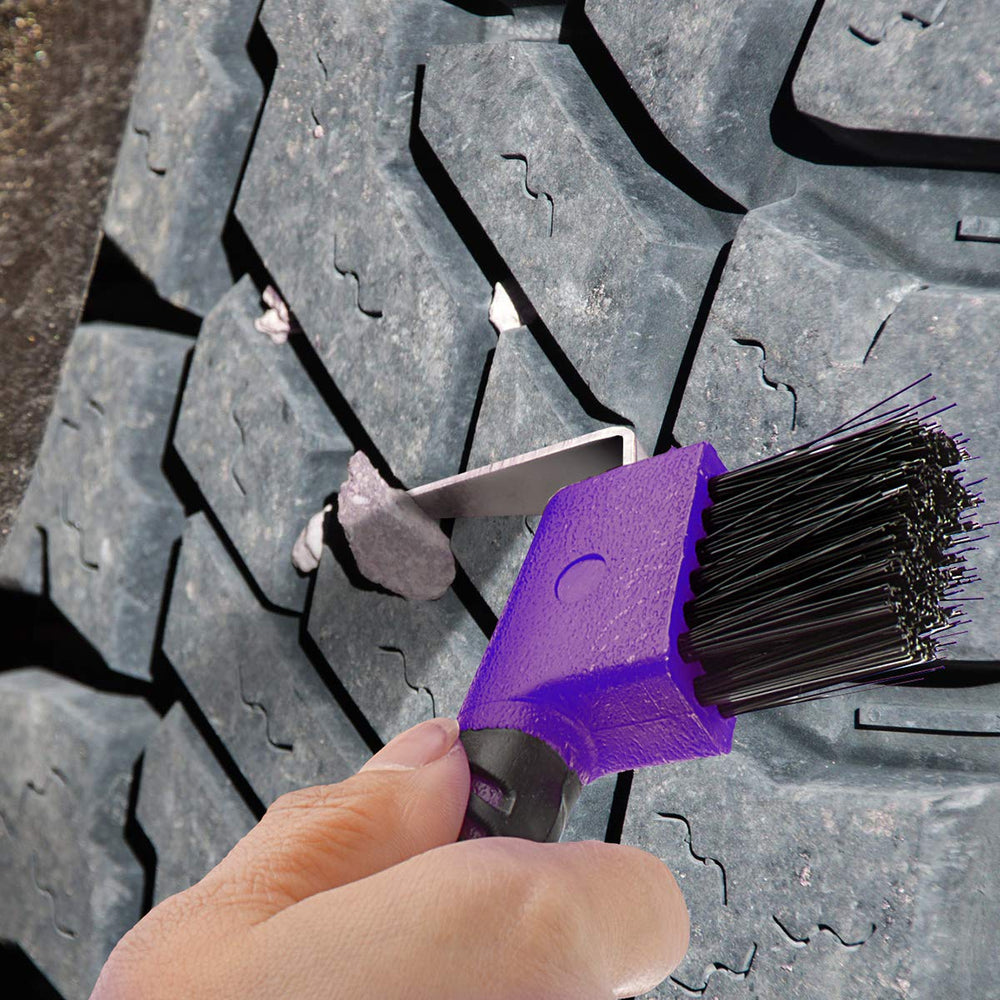 BOTH WINNERS versatile tool also suitable for boots and stable cleaning tasks.