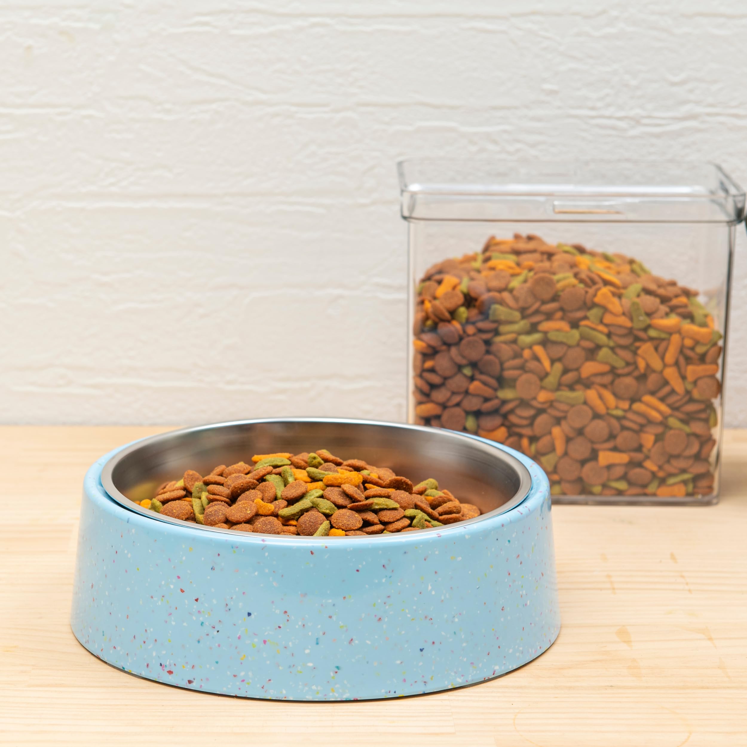 The bzyoo sprinkle-design blue adds playful mealtime style.