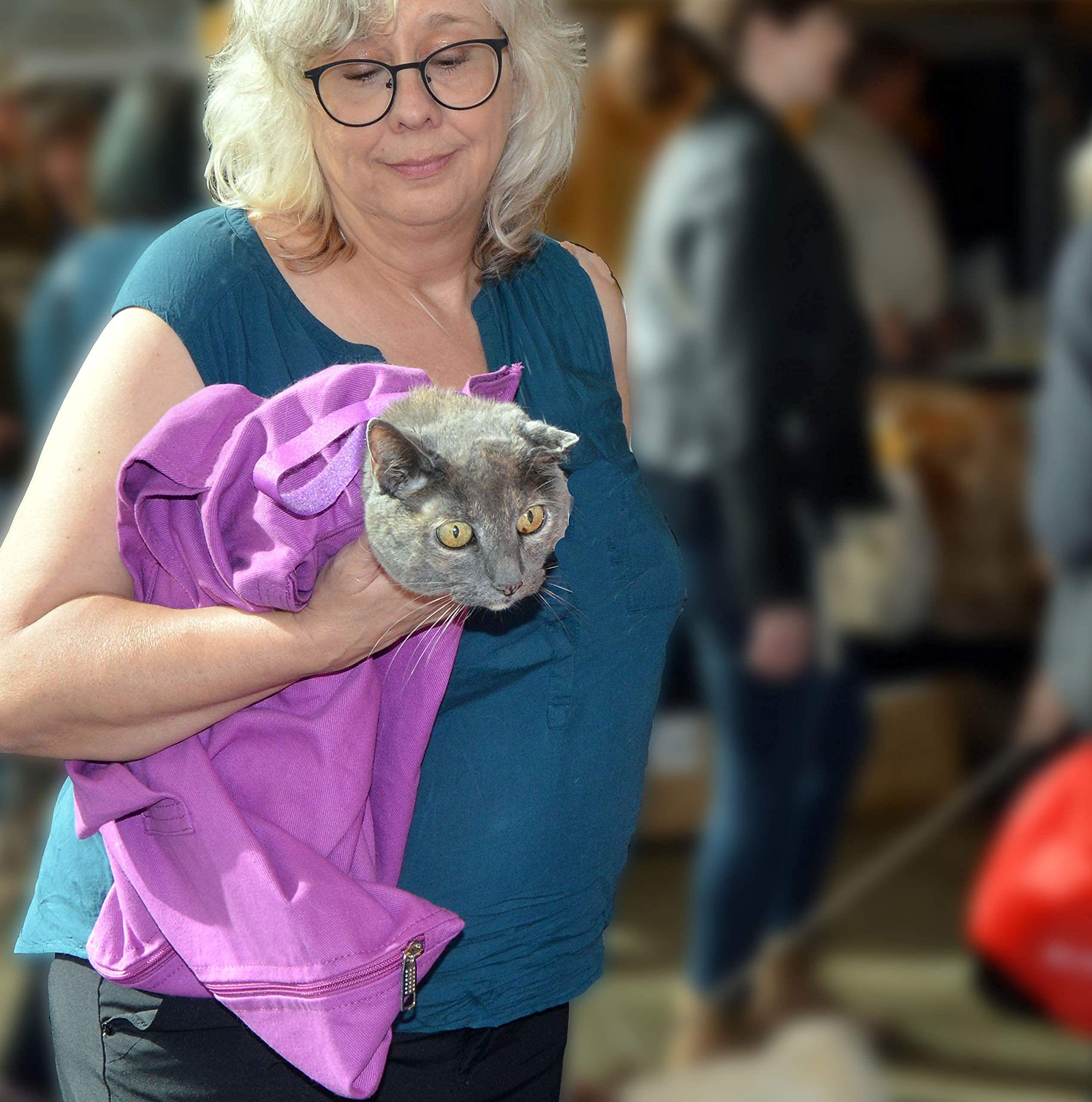 Cat-in-the-bag Cozy Comfort Carrier washable cotton fabric for easy cleaning after grooming sessions.