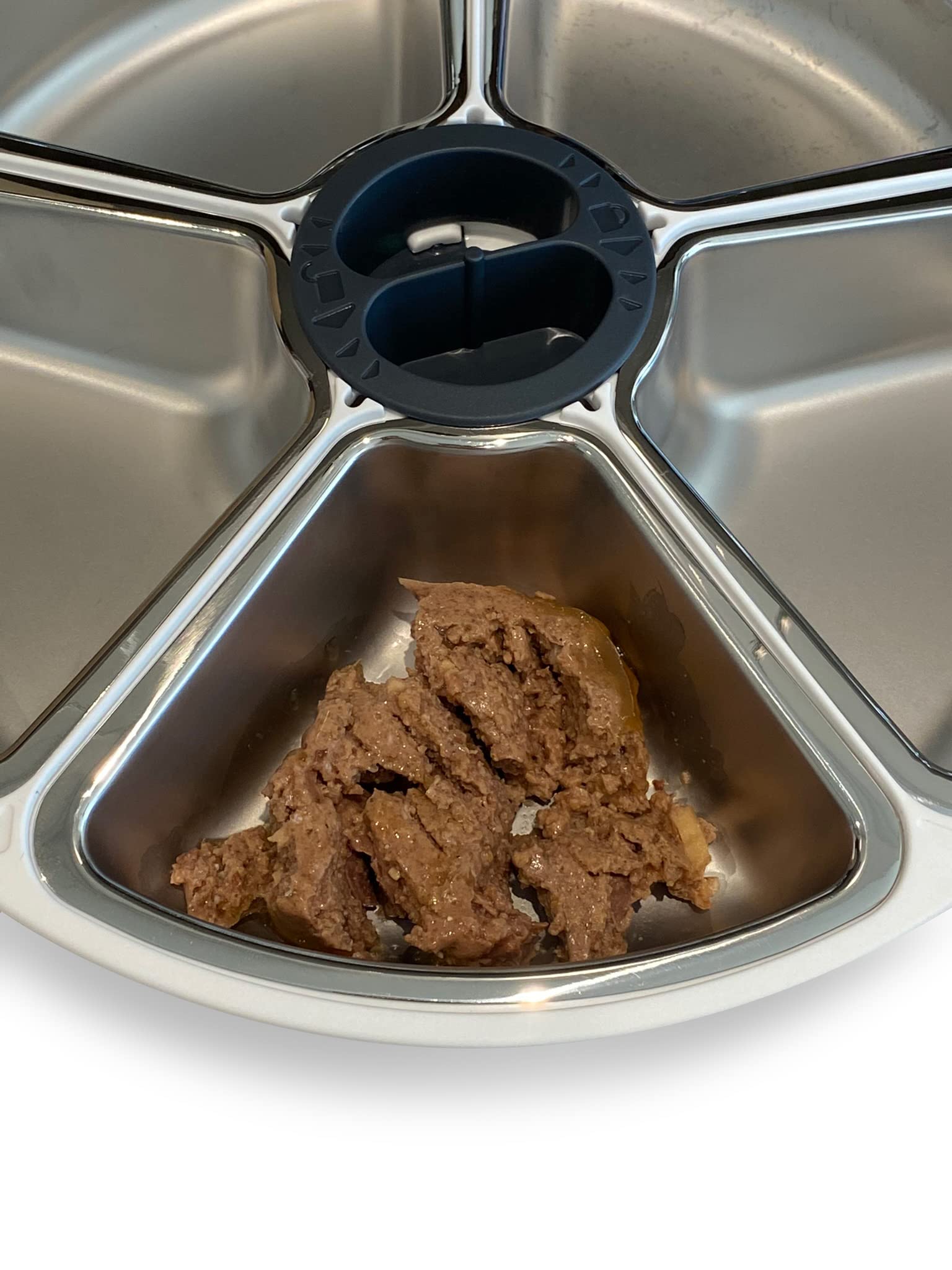 Cat Mate secure-fit insert fits C500 feeder carousel securely.