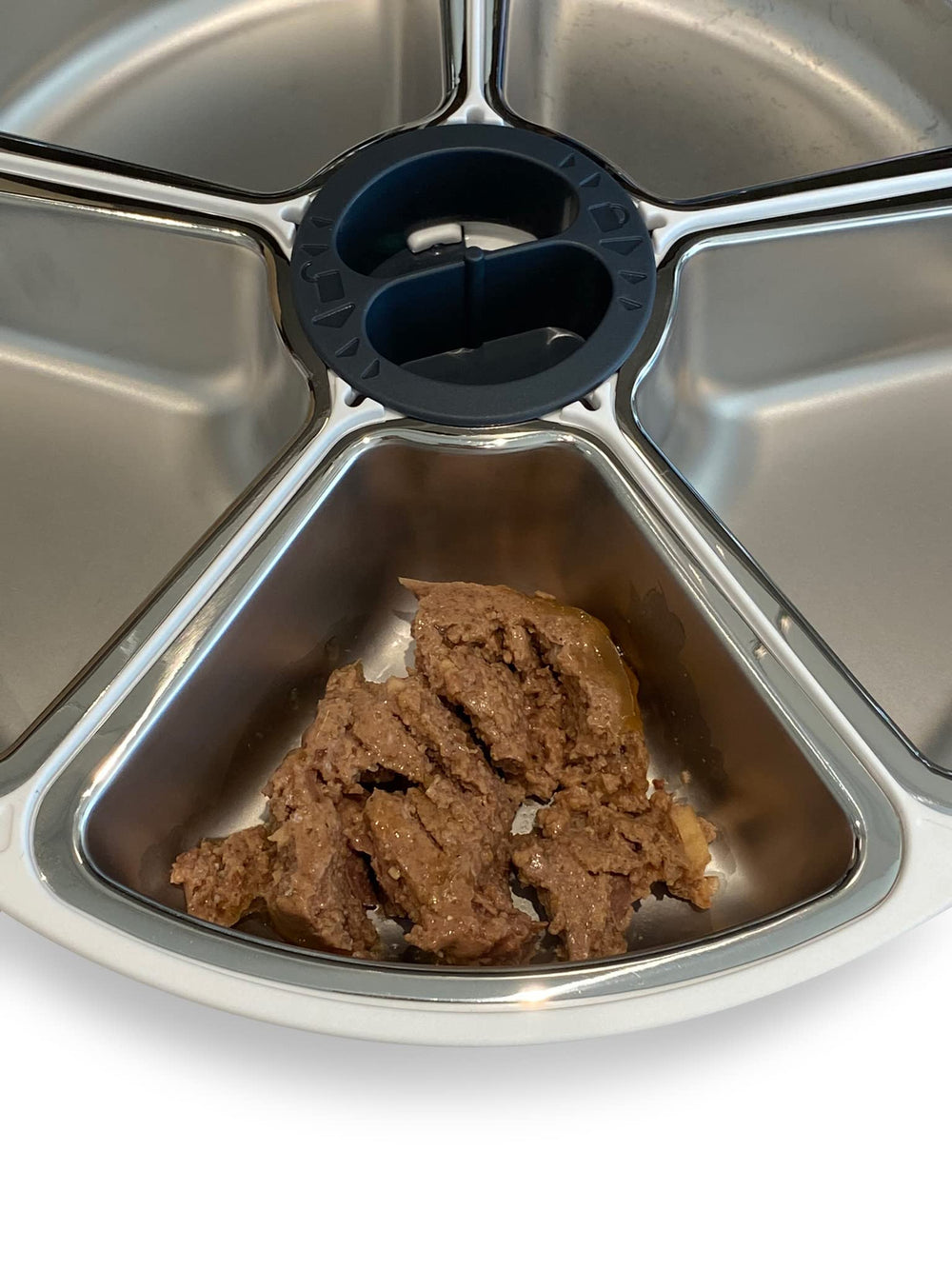 Cat Mate secure-fit insert fits C500 feeder carousel securely.