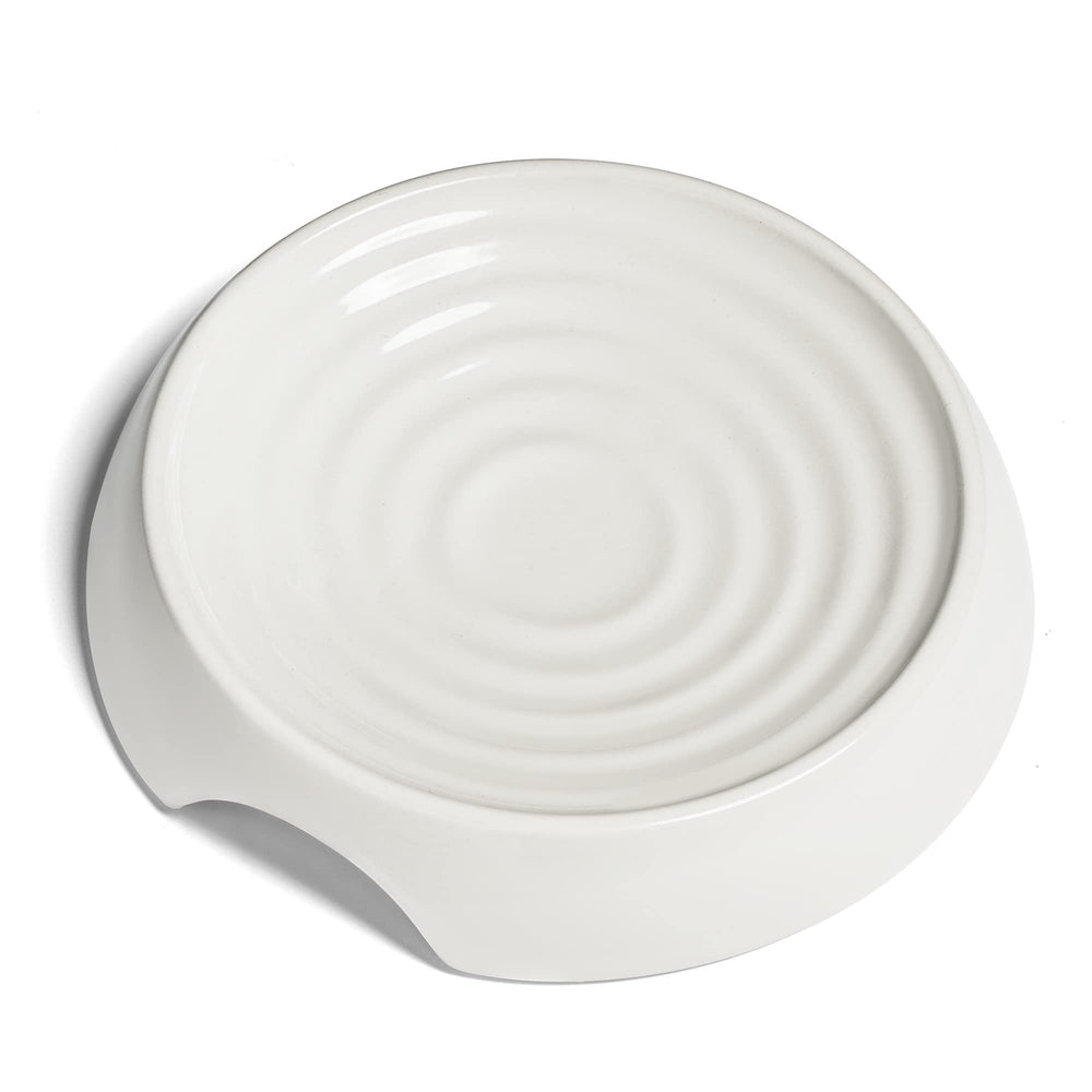 CatGuru whisker-friendly shallow design bowl improves meal ease with less whisker contact