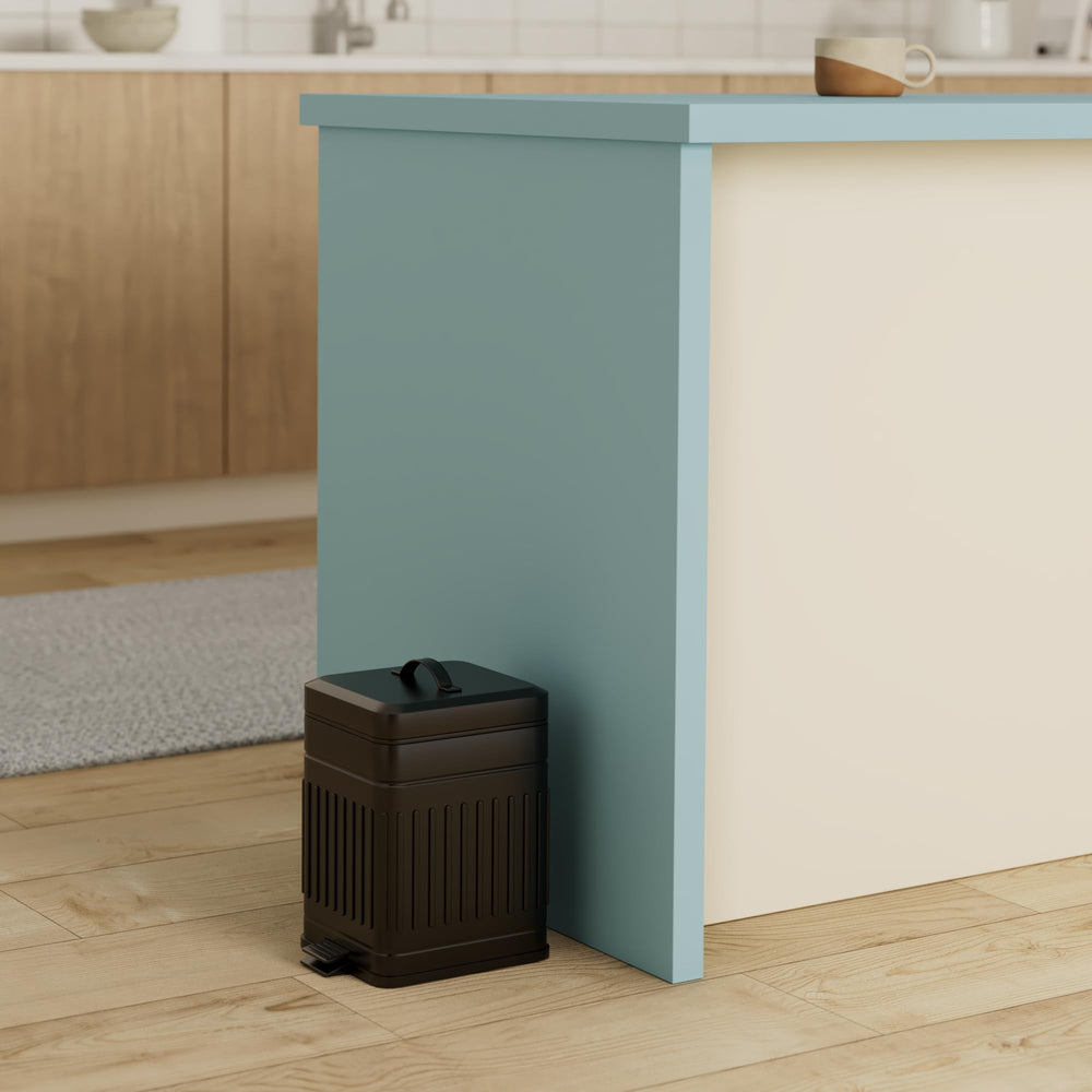 CEROELDA stainless steel outer showcases durable, fingerprint resistant finish.