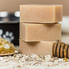 Chagrin Valley anti-itch formula bar for dogs reduces itching sensations during bath time.