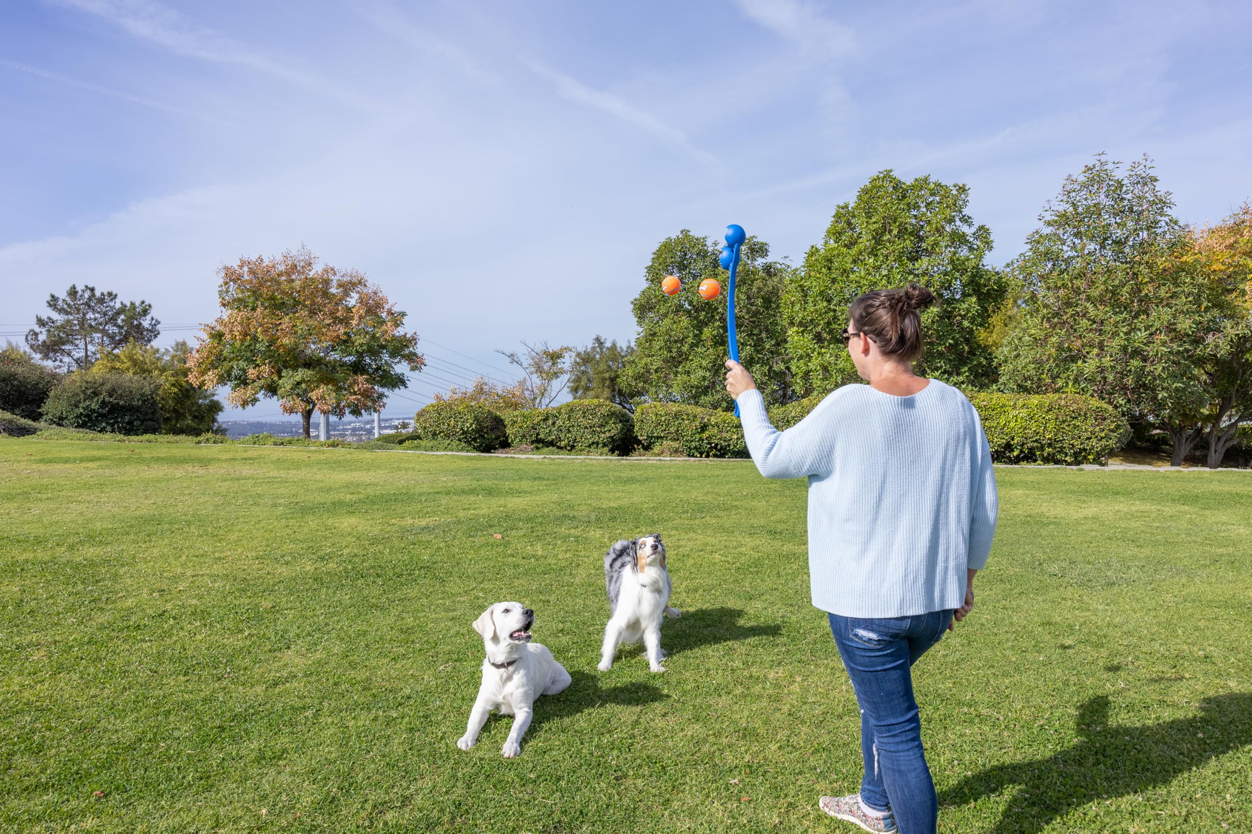 Chuckit! Duo 22M ball release feature captures quick, controlled launches