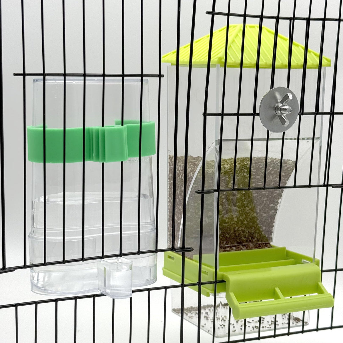 Chuyouan alimentador automático para aves, vista frontal, ayuda a mantener la jaula limpia.