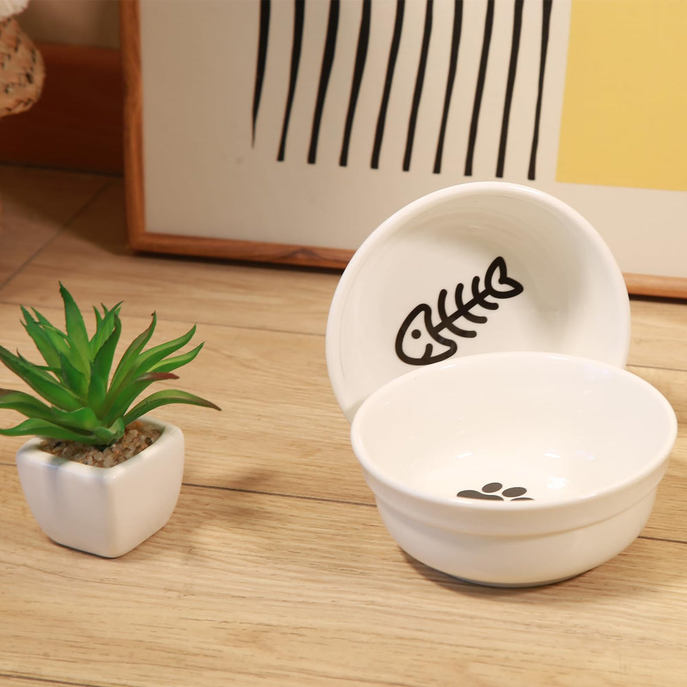 COMESOON cat bowl demonstrates microwave-safe feature for warming meals