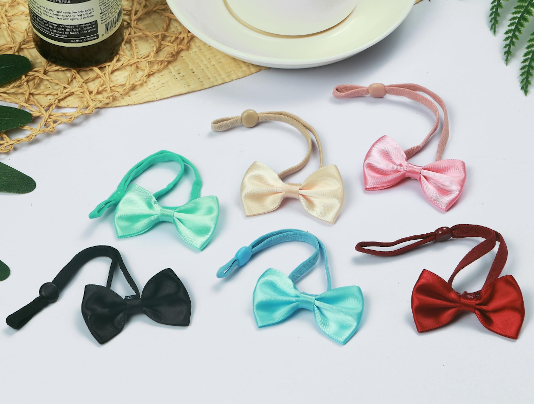 ComiMag small-animal bow tie shows compact 5x3 cm size for chickens.