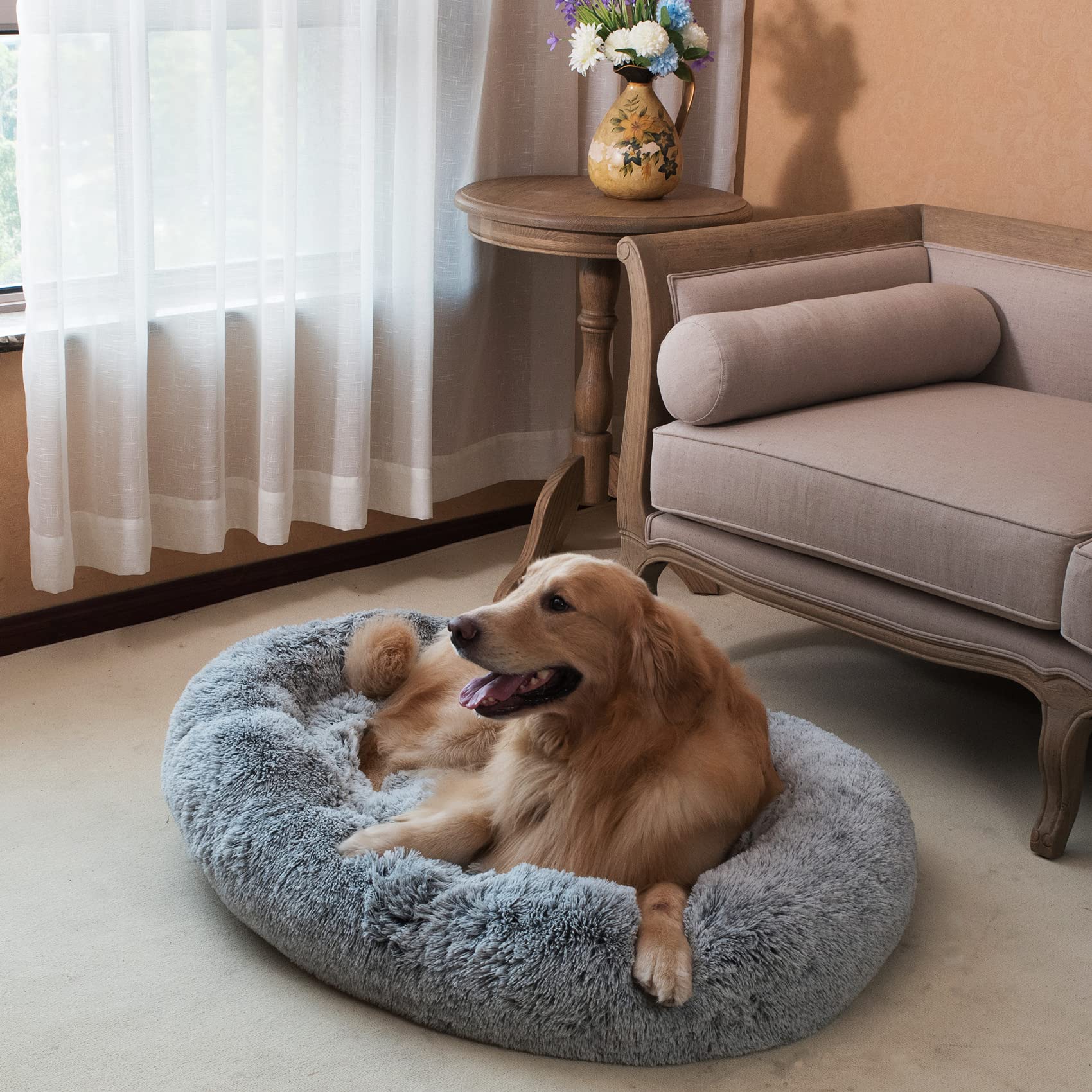 Coohom gradient faux-fur bed adds chic style while keeping pets warm.