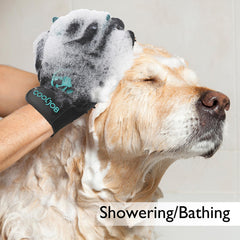 COOLJOB Durable glove material traps fur and debris during grooming sessions.