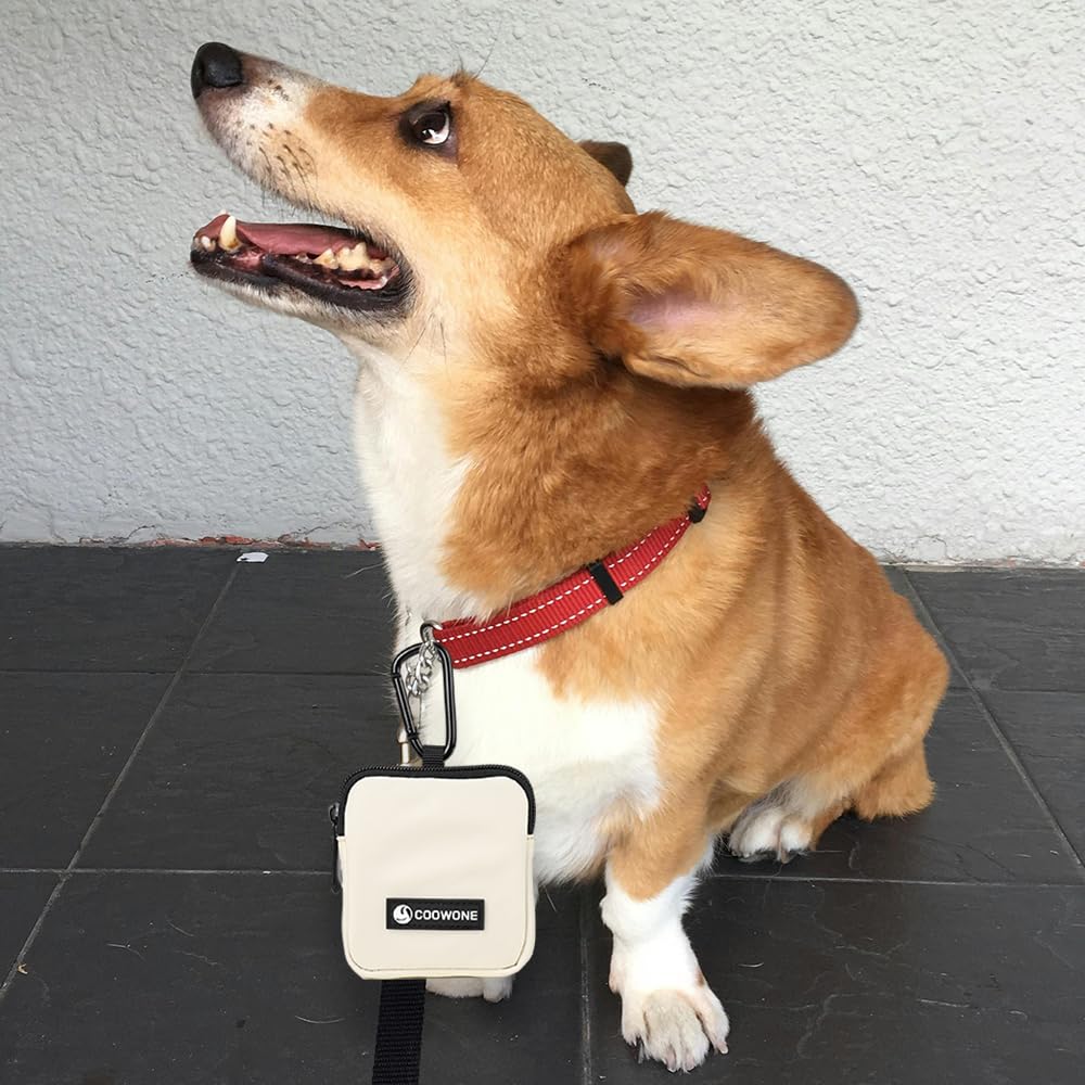 COOWONE adjustable-shoulder dog treat pouch ensures comfortable carry.
