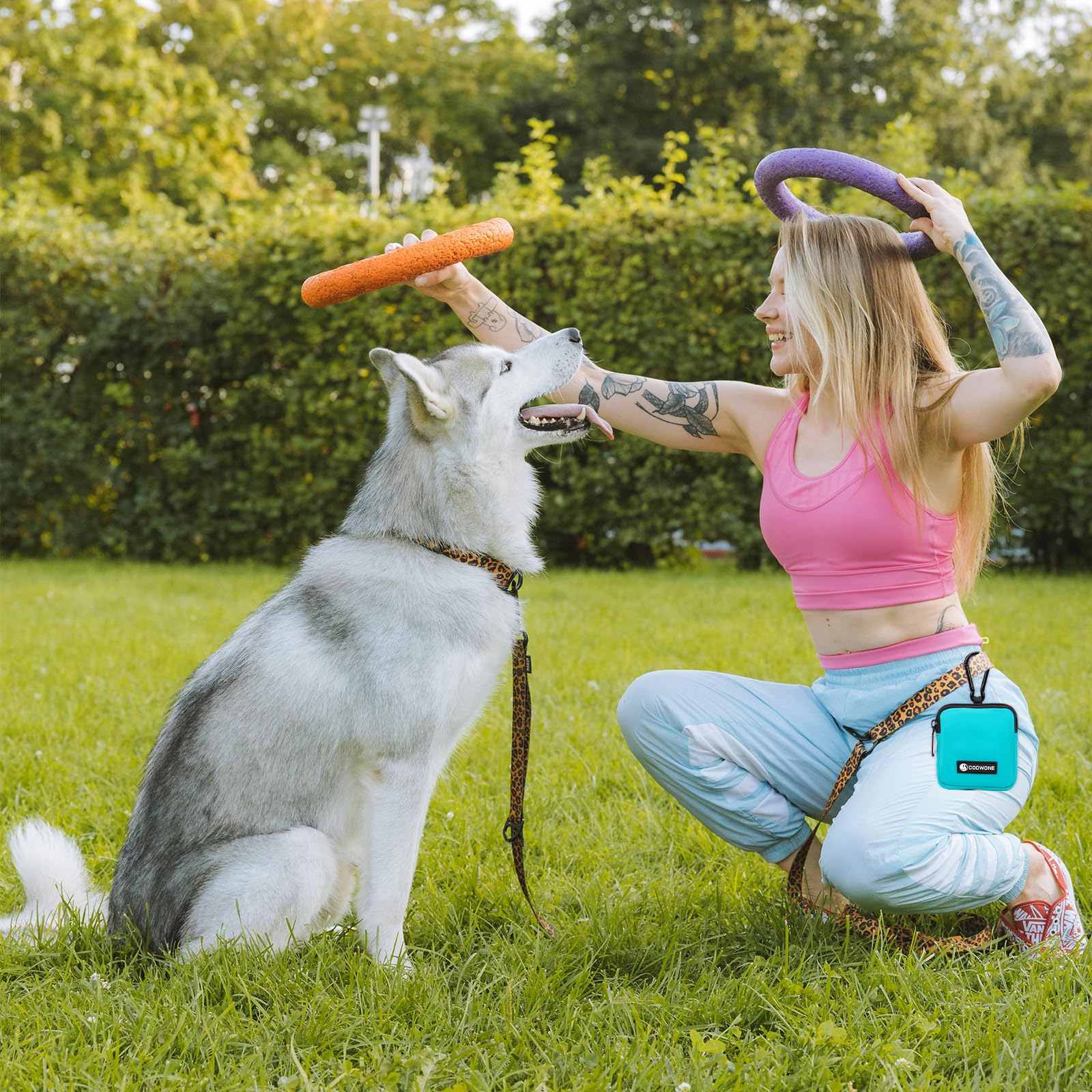 COOWONE easy-clean interior simplifies post-walk tidy-ups after treats.