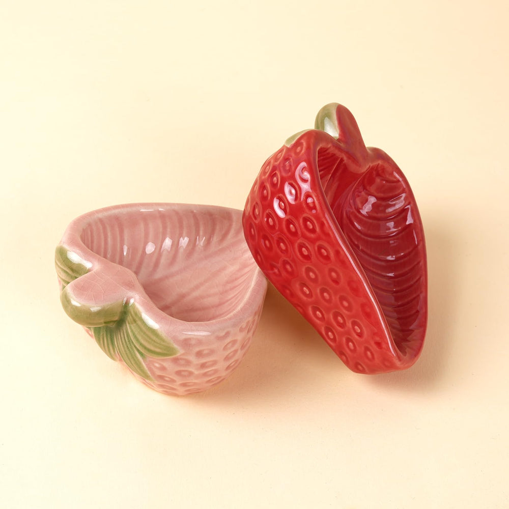 Deapeey Hamtser strawberry-shape ceramic bowl boosts pet curiosity during meals.