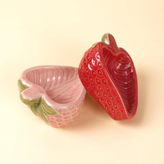 Deapeey Hamtser strawberry-shape ceramic bowl boosts pet curiosity during meals.