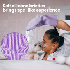 DELOMO dog washing gloves removing fur during bath time.