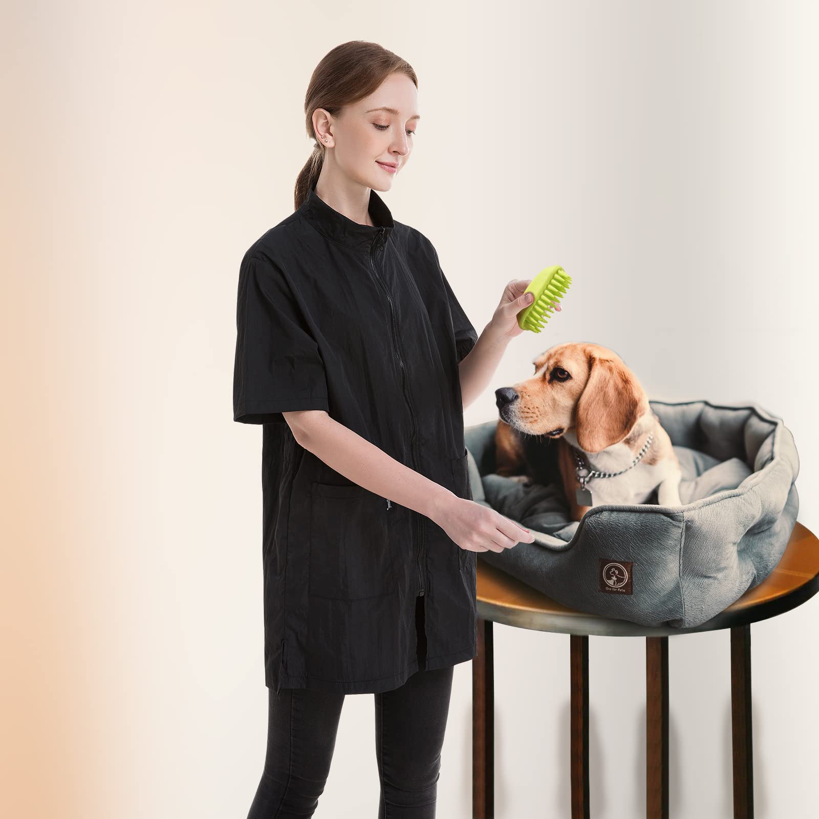 DHXYZZB grooming smock anti-static finish reduces hair cling during grooming.