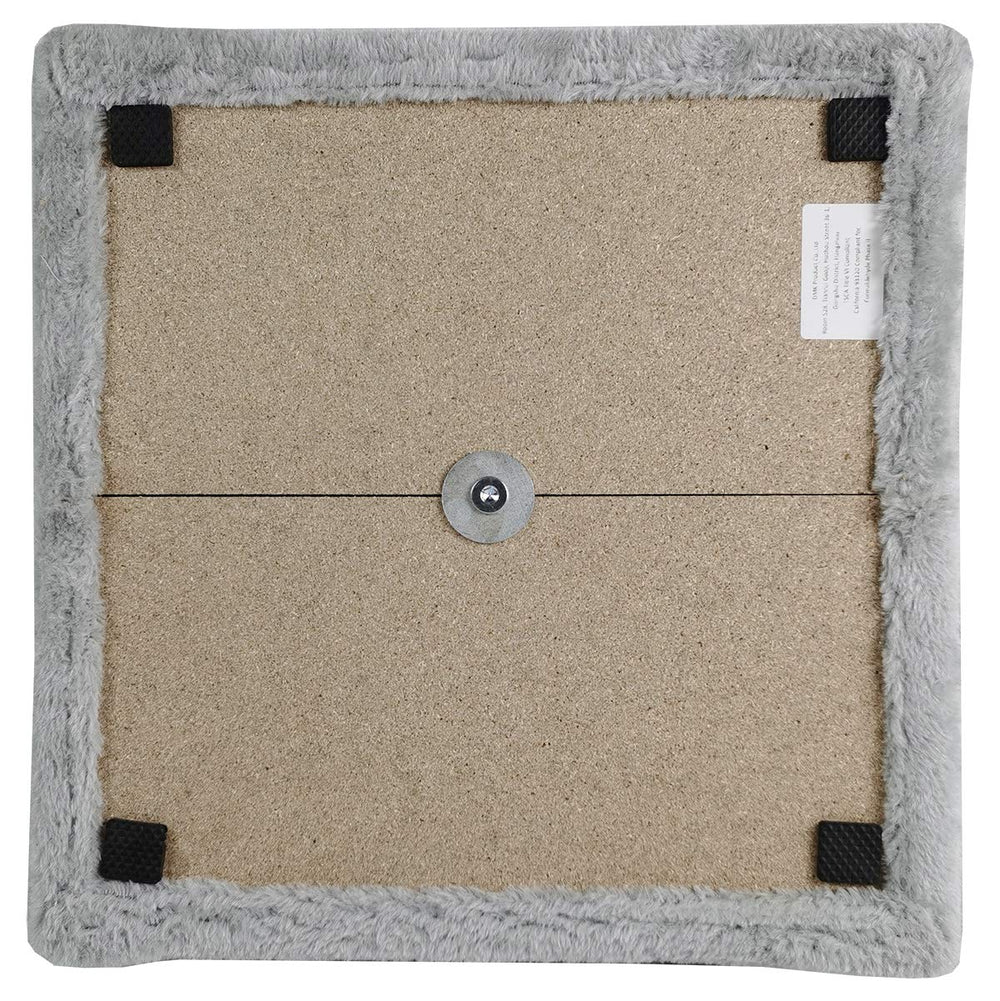 Dimaka plush balls on post engage cats for extended play.
