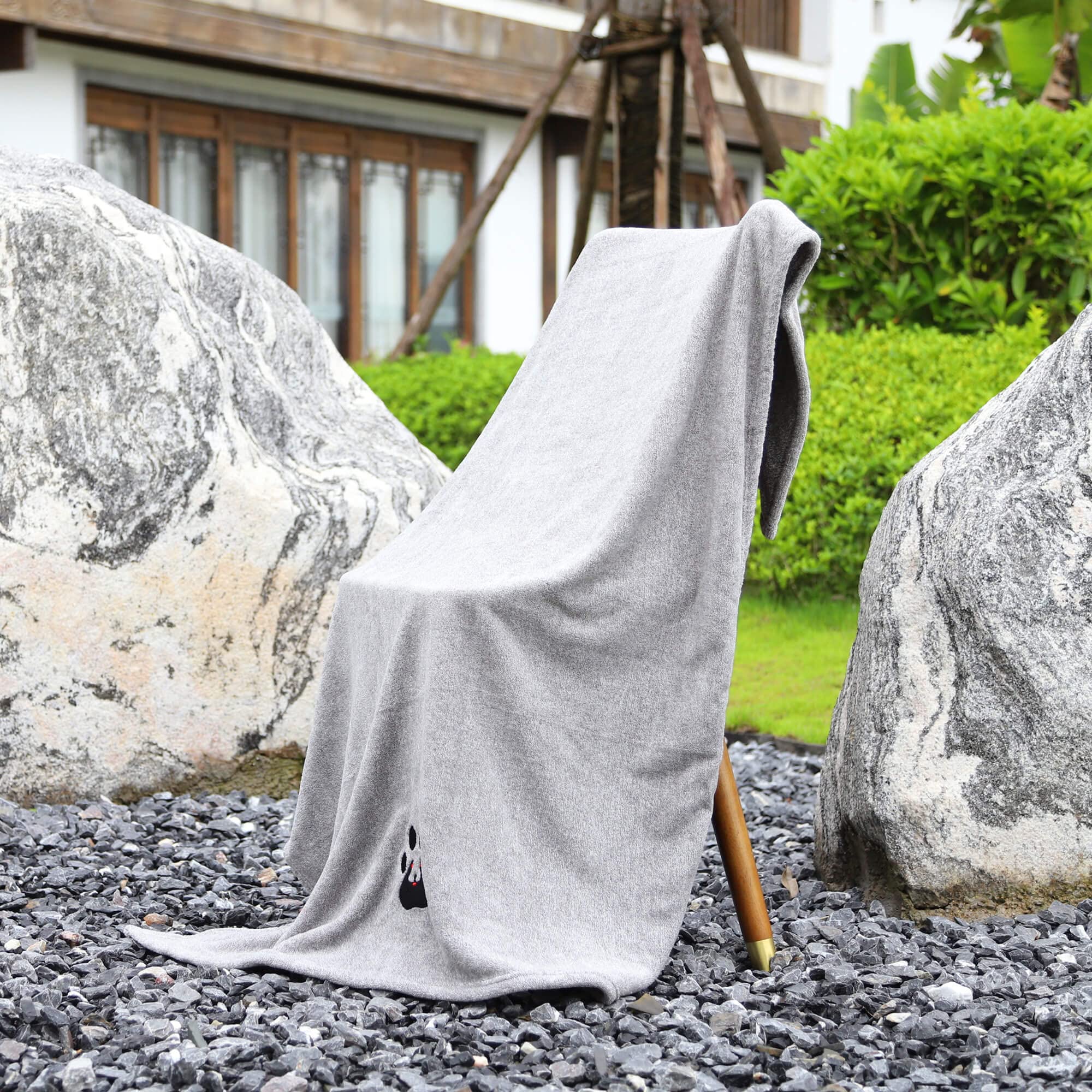 Dogvingpk extralarge towel machine washable for easy cleaning and reuse.