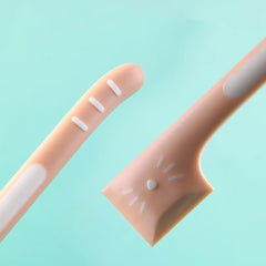 DonLeeving gray spoon features a long handle to keep hands safe.