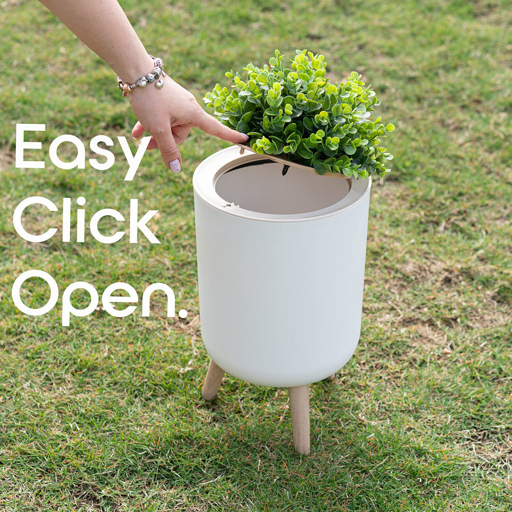 Earth & Mango easy bag installation makes trash day quick and tidy.