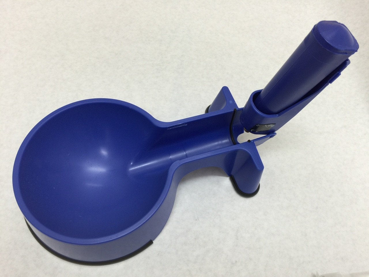 Easy-Clean Auto-Fill Water Bowl blue water flow illustrates smooth, spill-free watering.