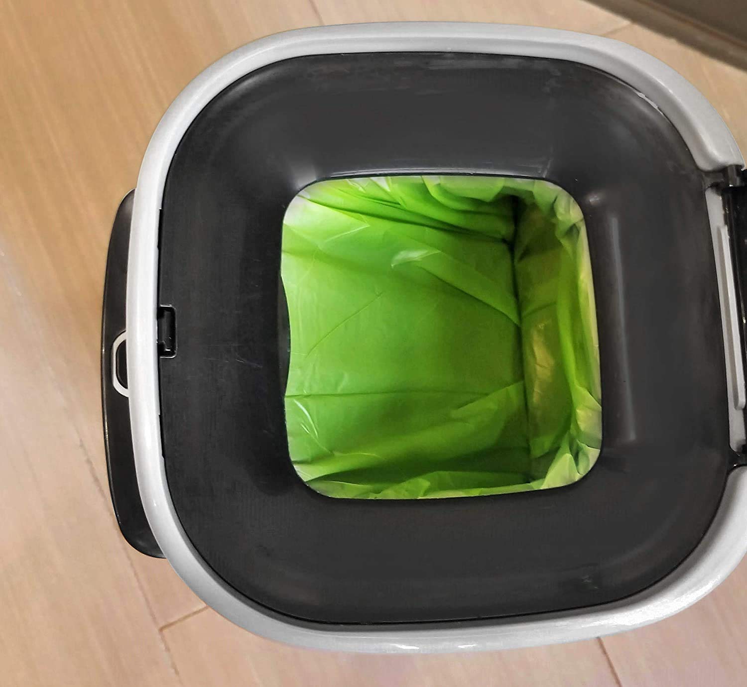 EcoLeo bags fit Genie and Locker pails for versatile disposal