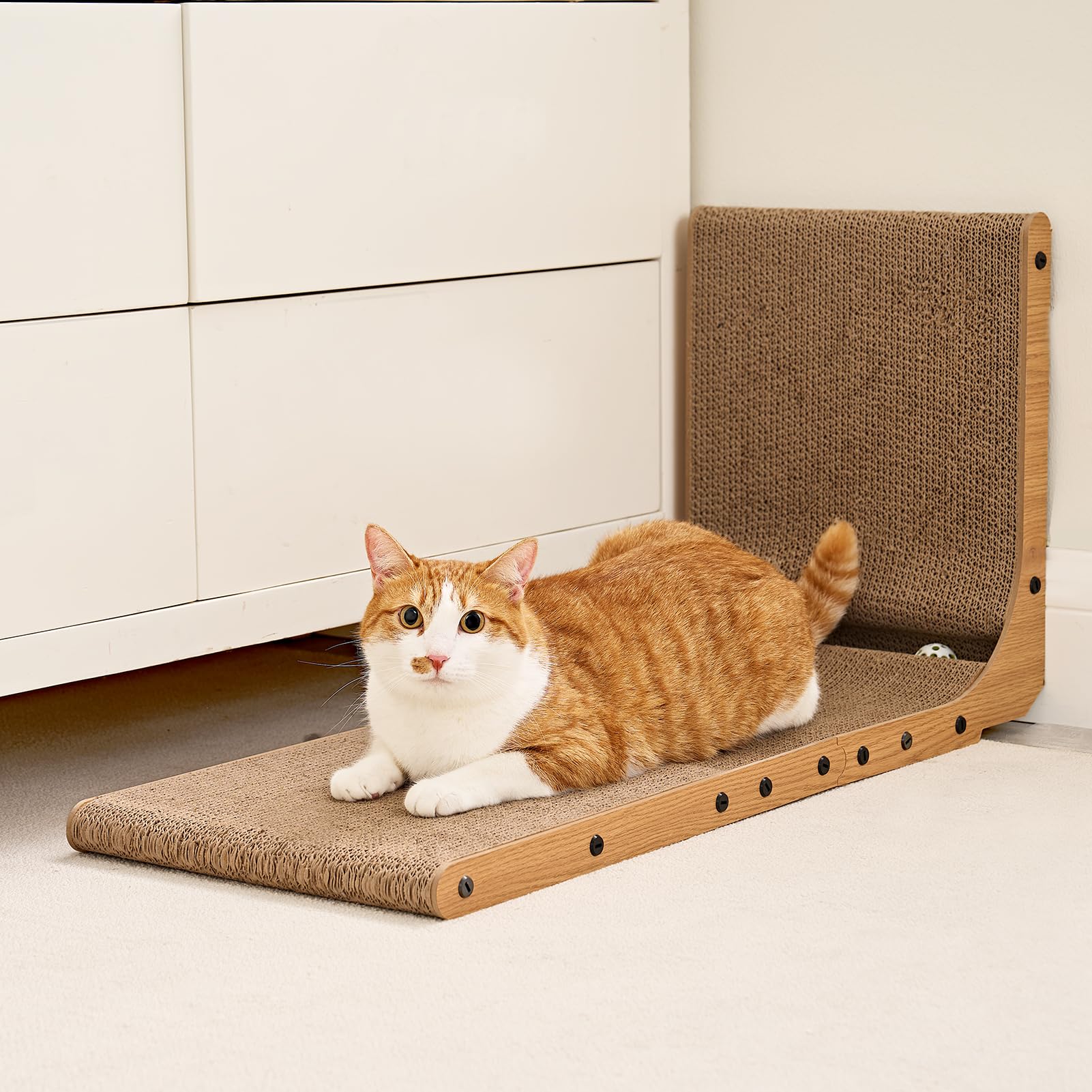 EHEYCIGA ball toy inside scratcher keeps cats engaged between sessions.