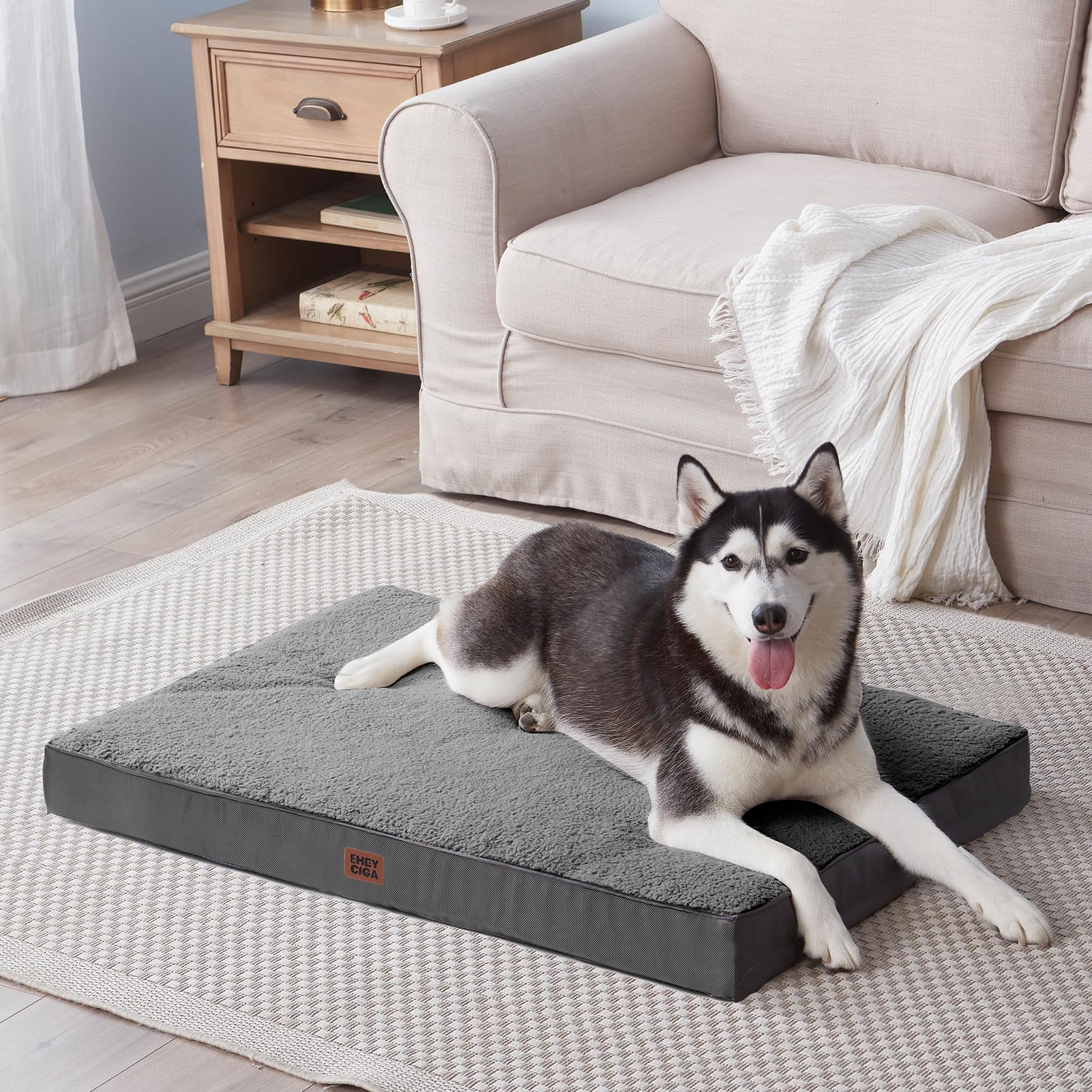 EHEYCIGA kennel scene shows versatile placement in crates and floors.