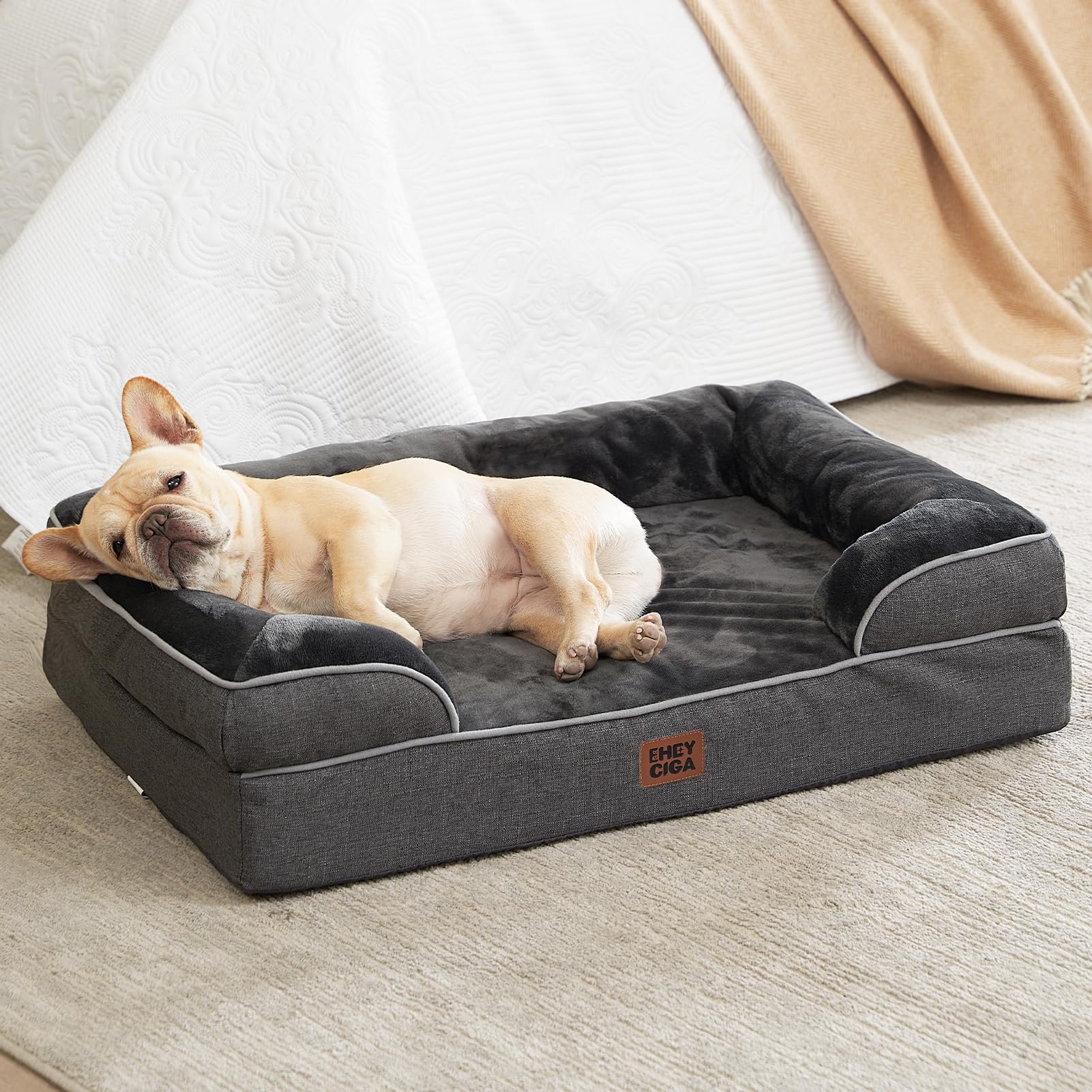 EHEYCIGA soft fleece surface creates a cozy resting spot.