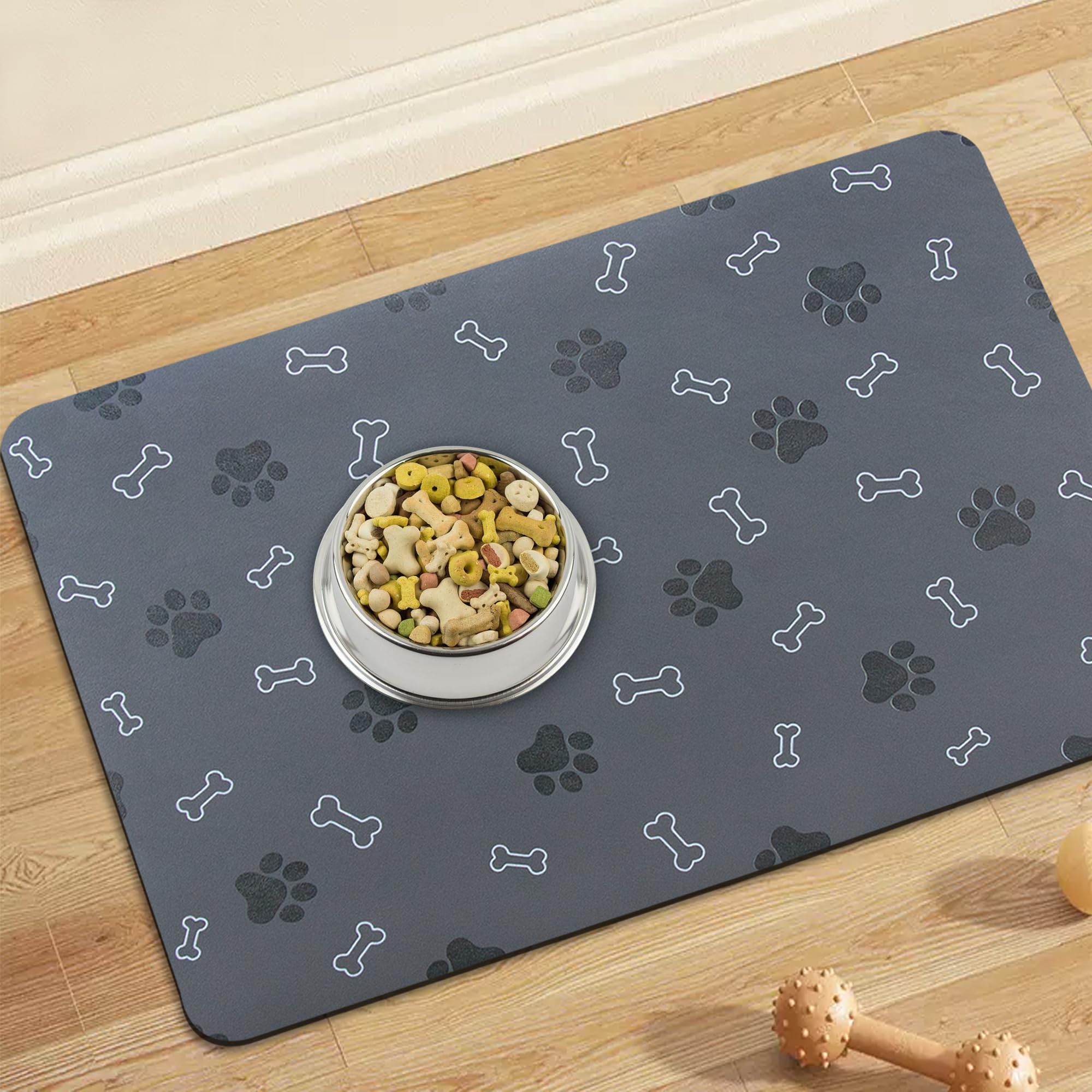 EP Jeans pet food mat absorbs spills quickly for clean floors.