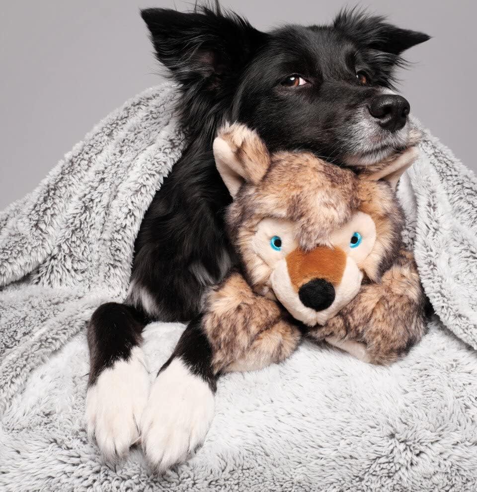 Fluff & Tuff Lobo Wolf Pup 20-inch size image communicates extra-large reach for bigger dogs.