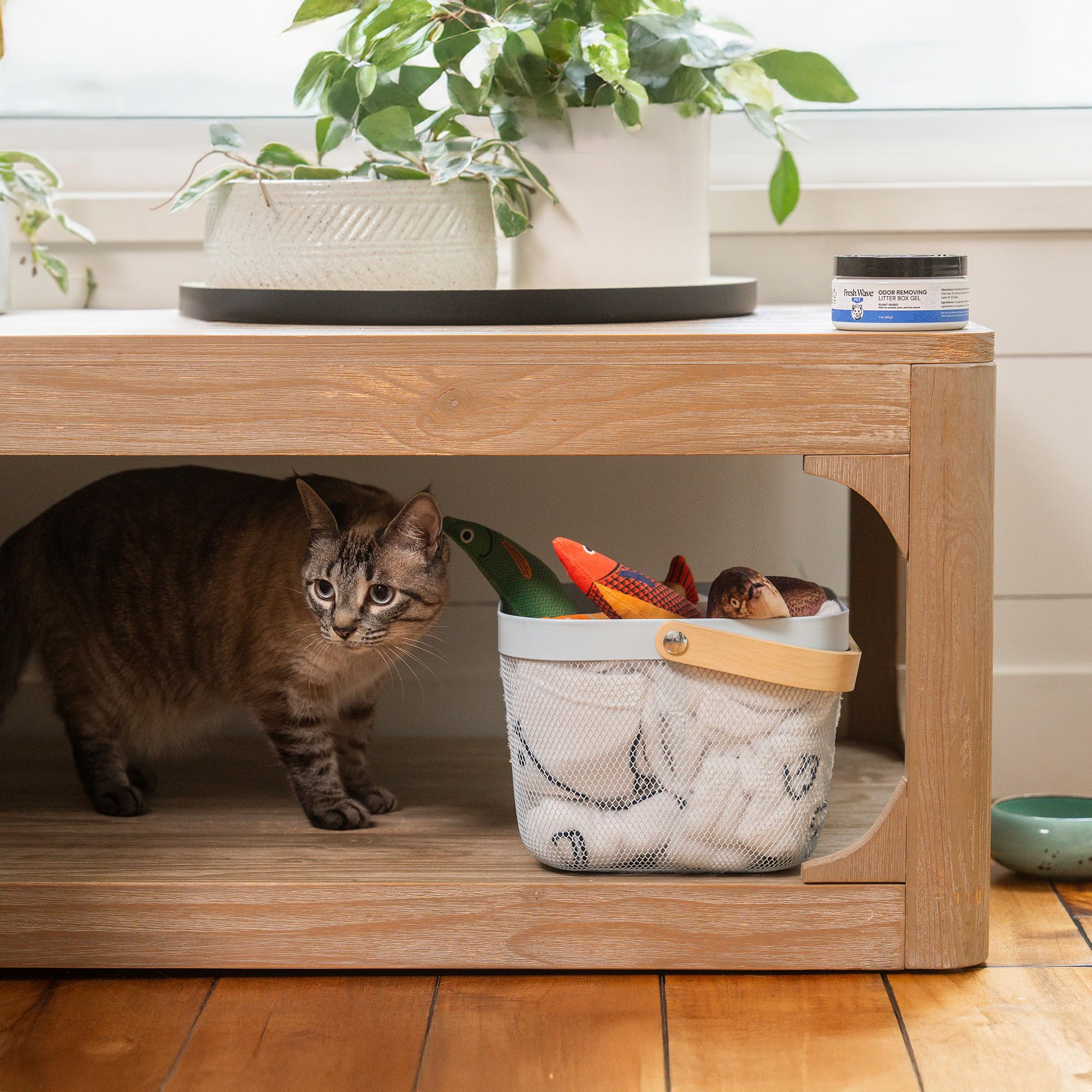 Fresh Wave plant-based deodorizer lowers litter area odors without perfumes.