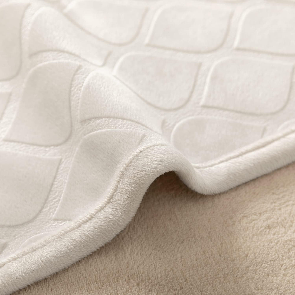 Fuguitex waterproof layers cross-section demonstrates double coating for moisture defense.
