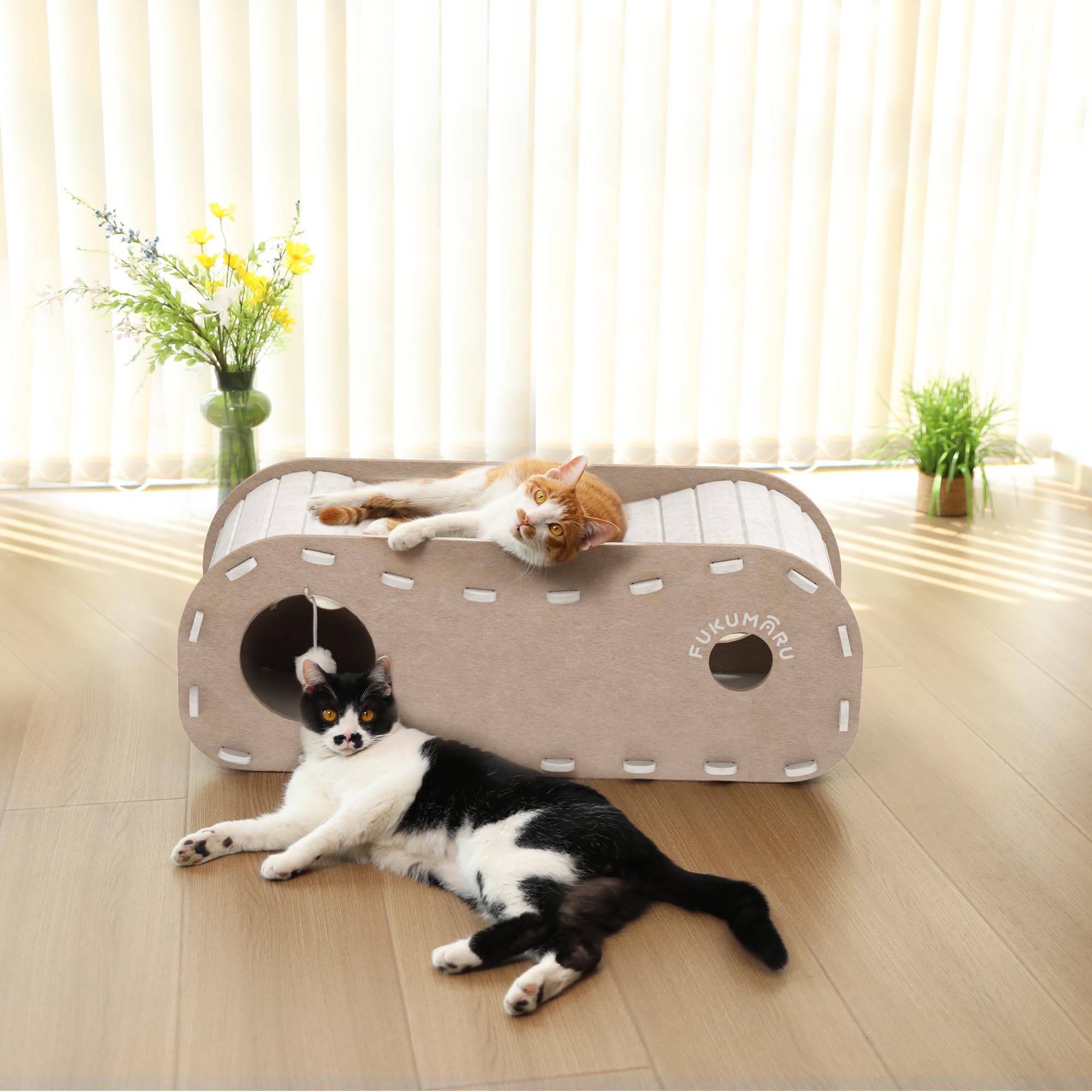 FUKUMARU cat bed sound-absorbing warmth-retaining felt creates a quiet cozy hideout.