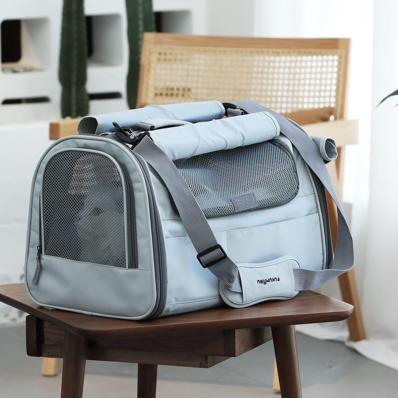 FUKUMARU cat carrier washable bed is cozy and easy-clean.
