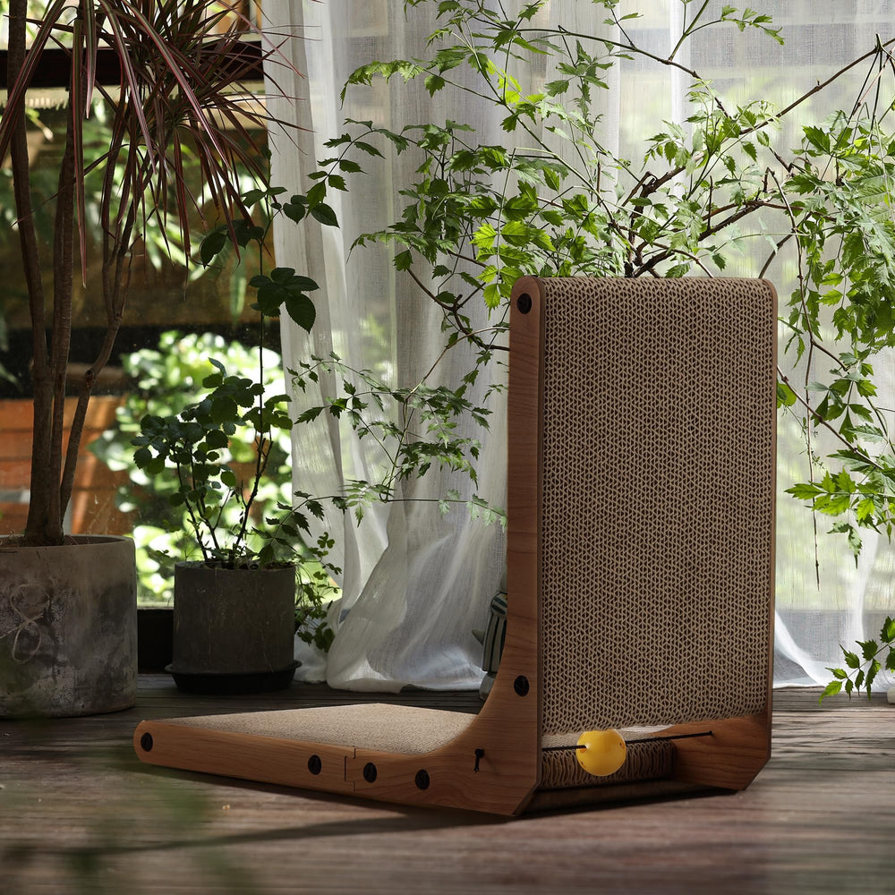 FUKUMARU non-toxic corrugated cardboard keeps pets safe.