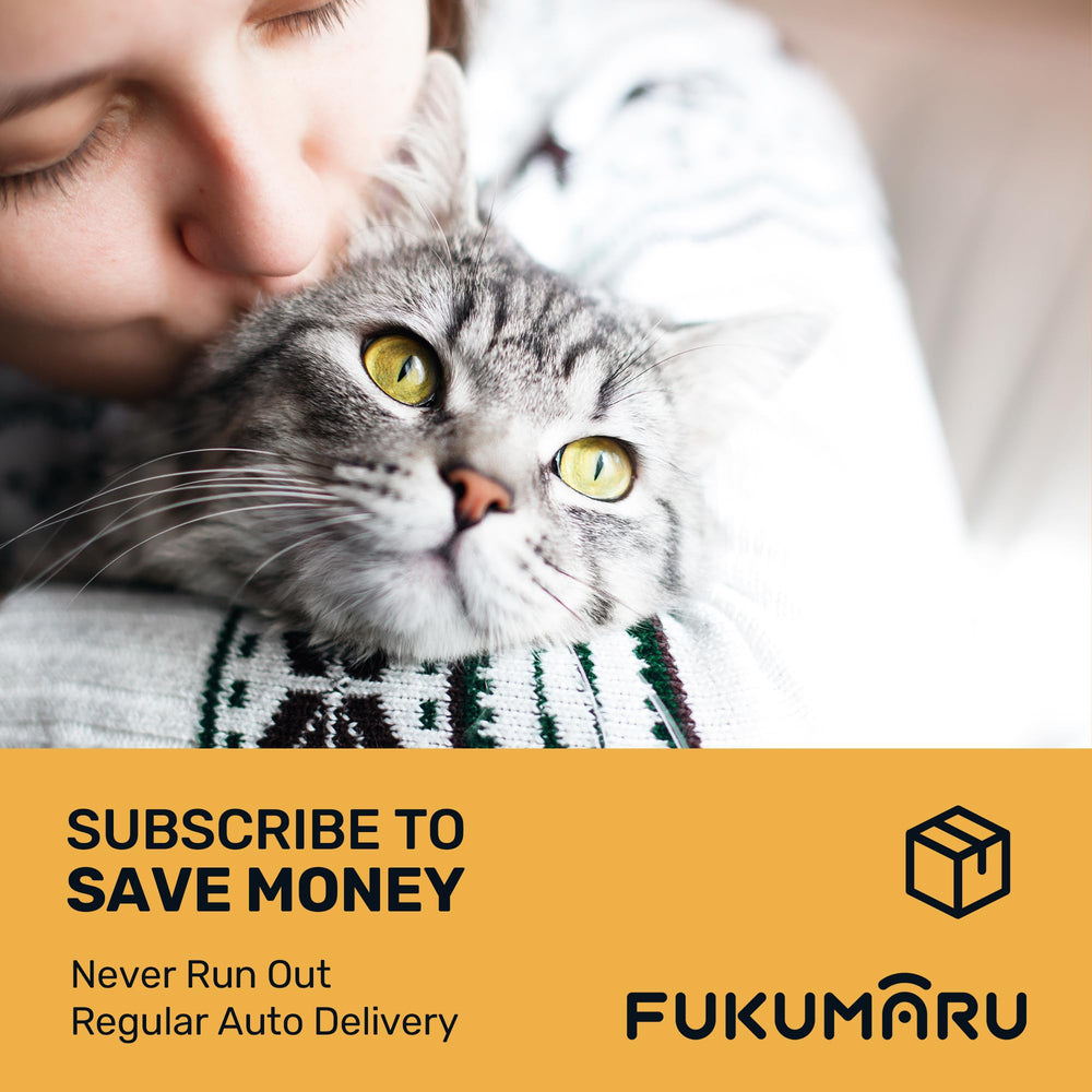 Low-tracking footprints around litter box with FUKUMARU tofu litter.