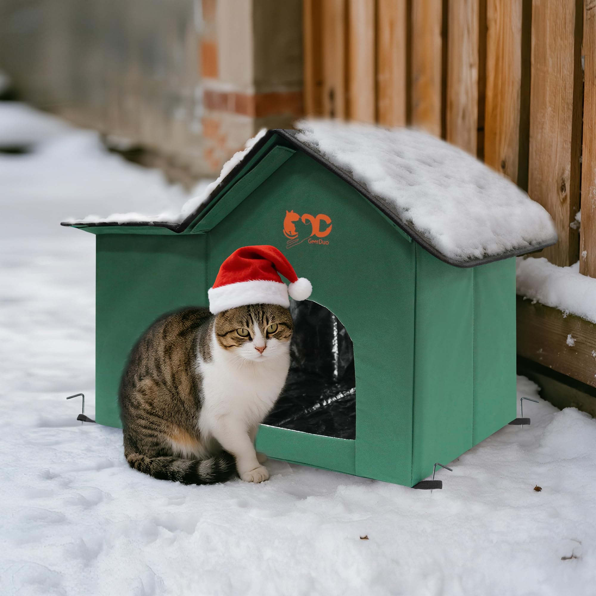 GeerDuo Outdoor Cat House with waterproof roof protects outdoor cats from rain.