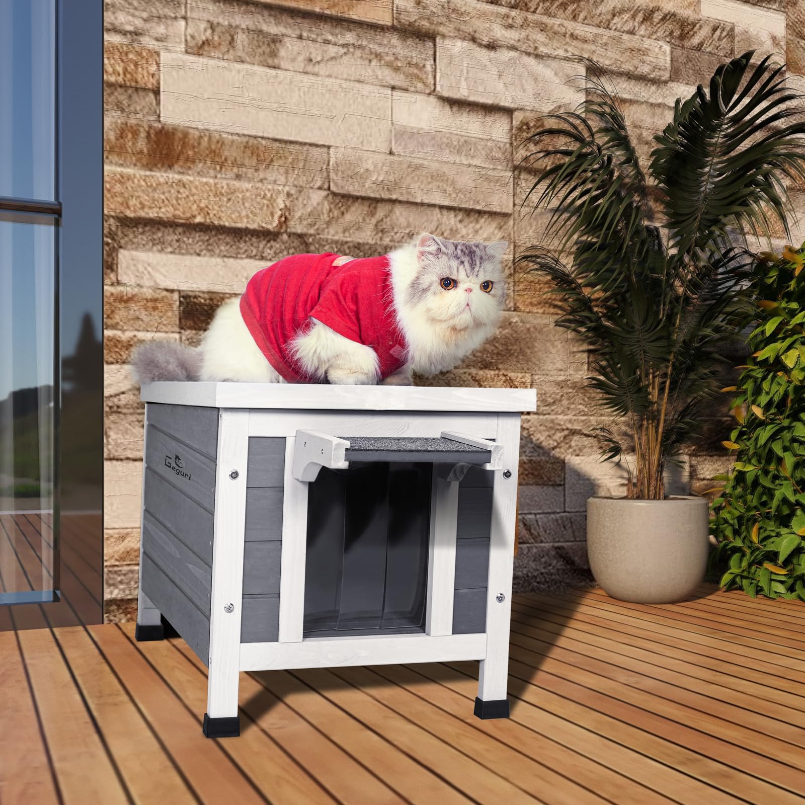 GEGURI Outdoor Cat House interior spacious design provides a cozy shelter and room to move.