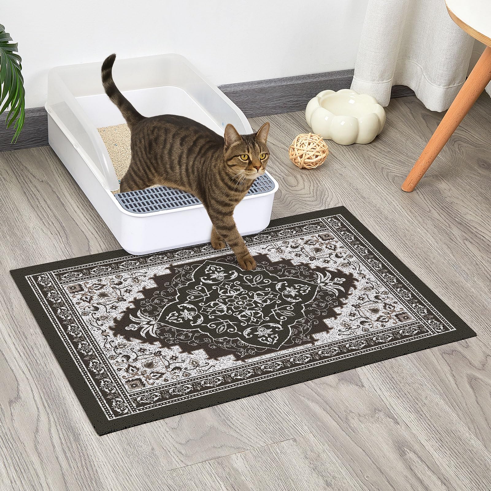 Glittme cat litter mat non-slip base close-up demonstrates reliable grip