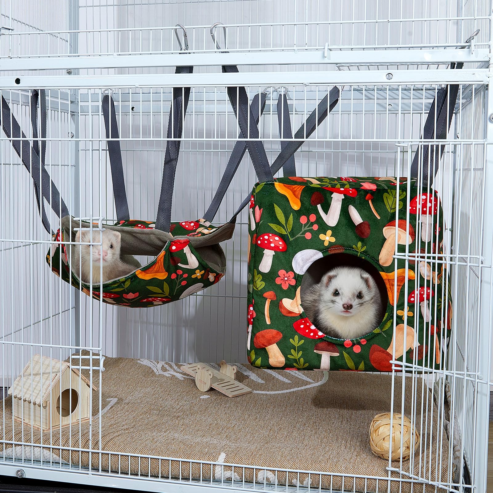 Glittme Ferret Hammock easy-clean fabrics resist daily messes, promoting hygiene.