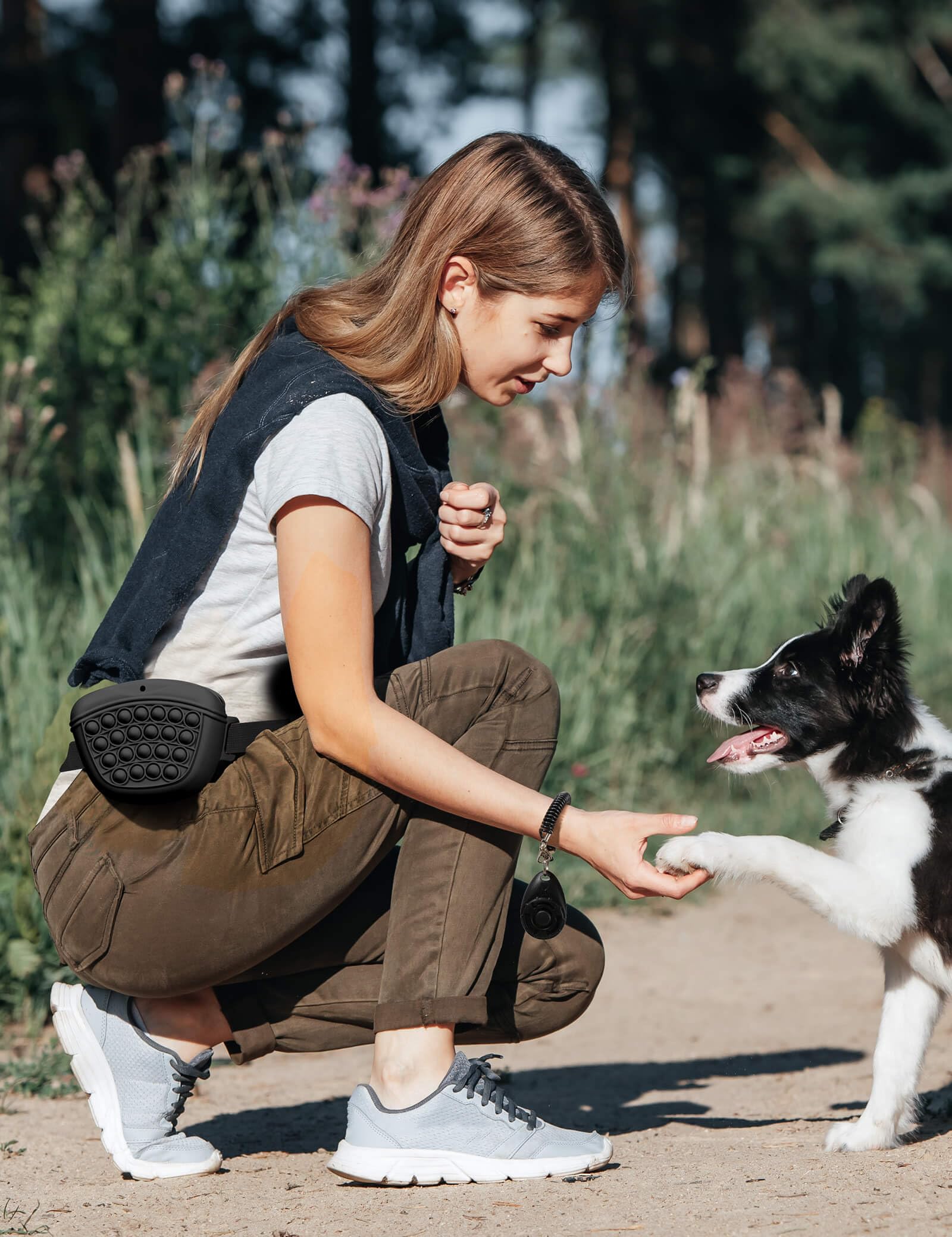 Gobeigo pouch capacity of 1.67 cups for dry or wet treats.