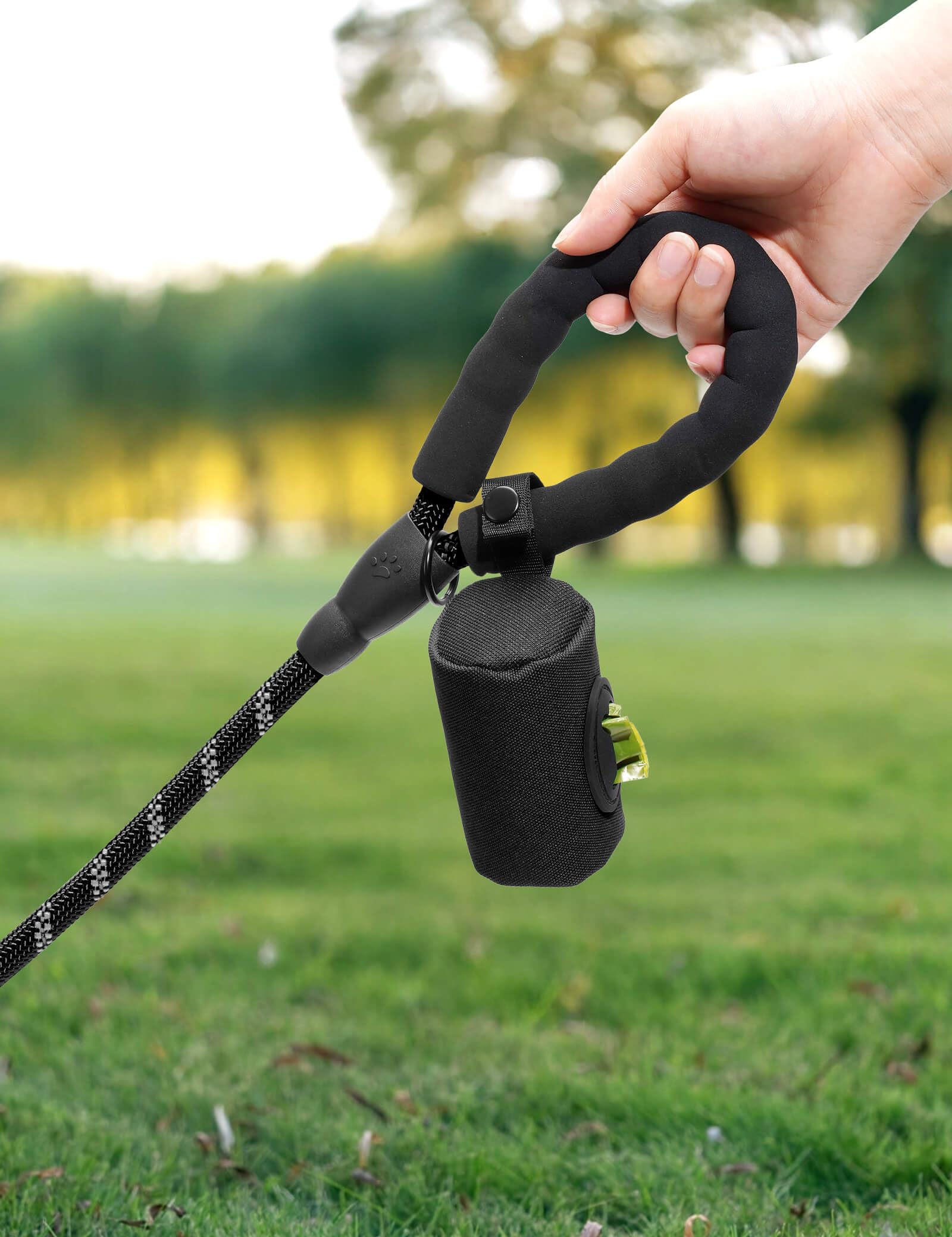Gobeigo Easy Pull-Out bag holder clipped on leash demonstrates hands-free access.