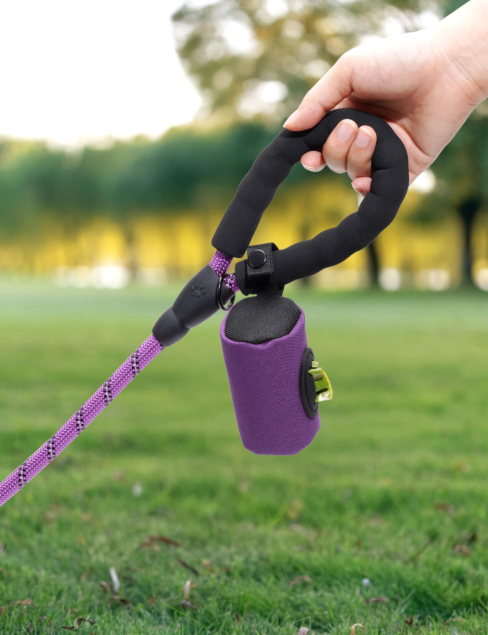 Gobeigo rotating shaft design ensures smooth bag dispensing on walks.