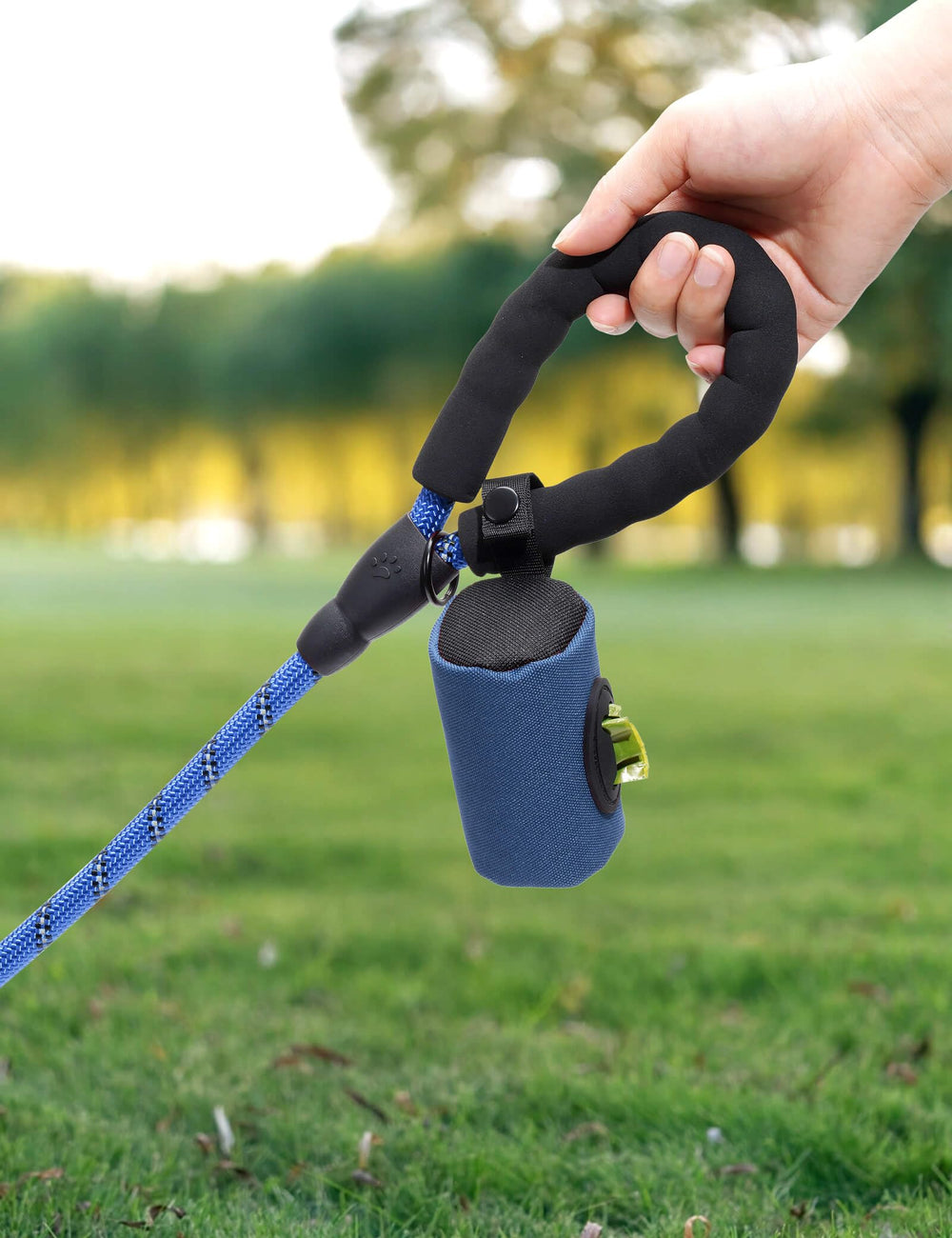 Gobeigo snap-on clip attaches securely to leashes for hands-free use.